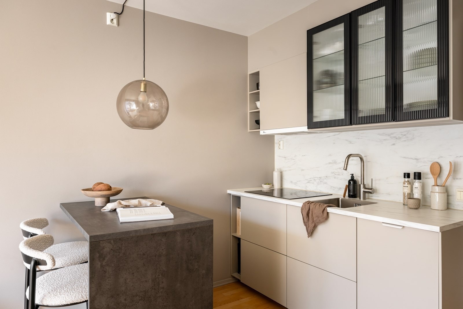 Kjøkkenet har integrerte hvitevarer som kjøleskap og oppvaskmaskin. Samt en benkeplate av laminat og et ettgreps blandebatteri. Galleribilde