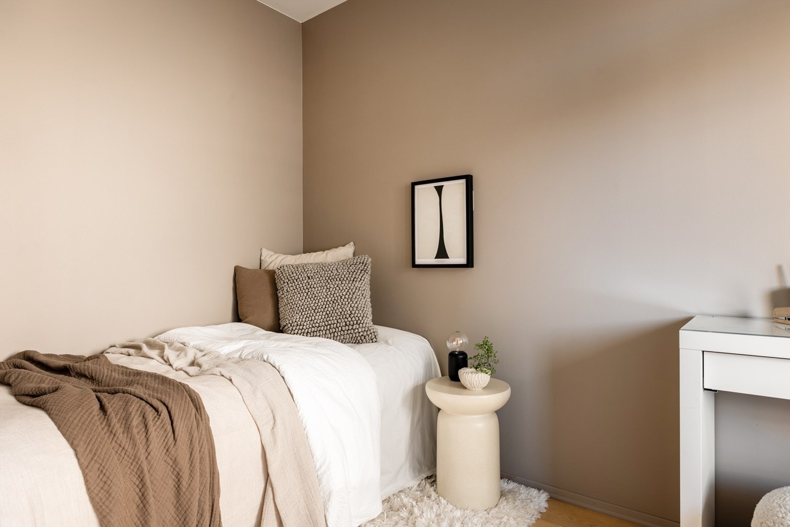 Soverom nummer to blir i dag brukt som gjestesoverom, men fungerer ypperlig som barnerom eller kontor. Galleribilde