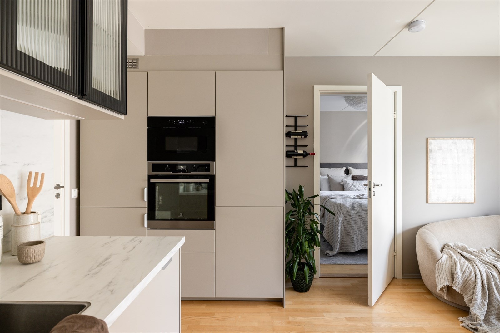 Leiligheten er malt i varme delikate farger! Galleribilde