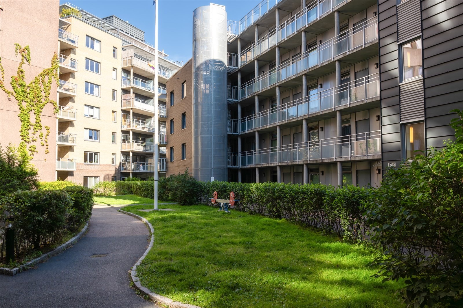 Fint opparbeidet bakgård Galleribilde