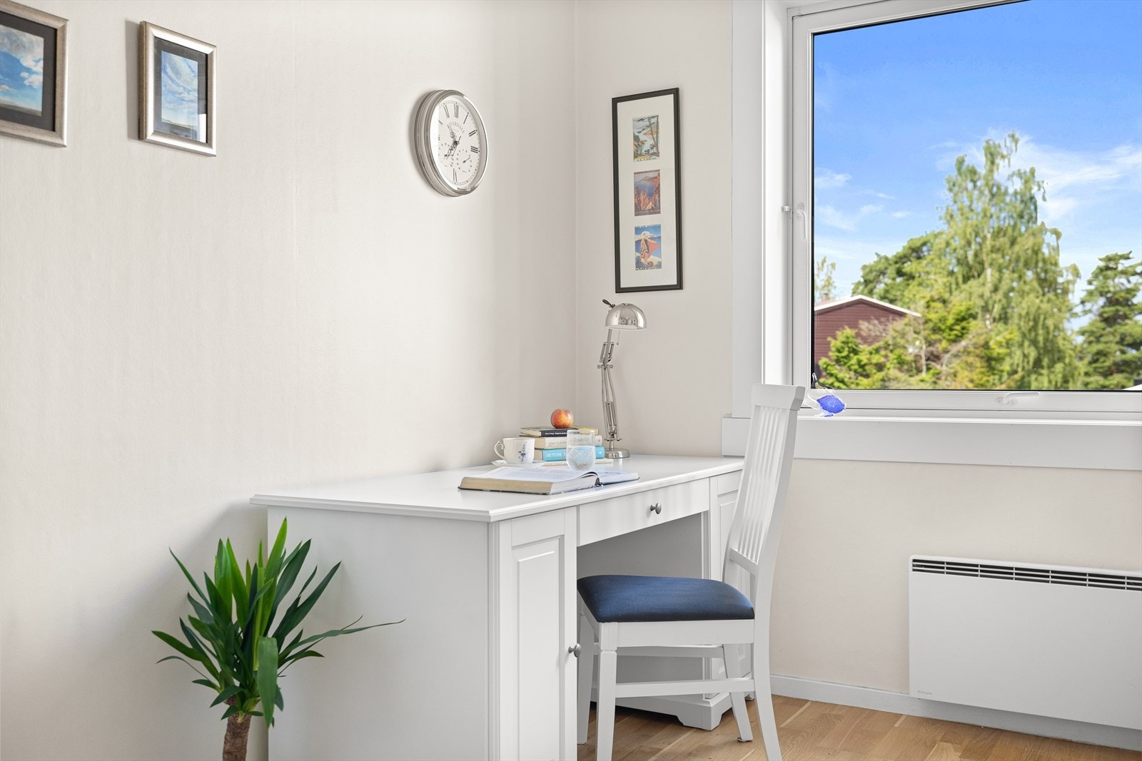 Store vindusflater slipper inn rikelig med naturlig lys, og de lyse fargevalgene på veggene bidrar til en rolig og behagelig atmosfære. Her ligger alt til rette for å skape et lunt og personlig soverom. Galleribilde