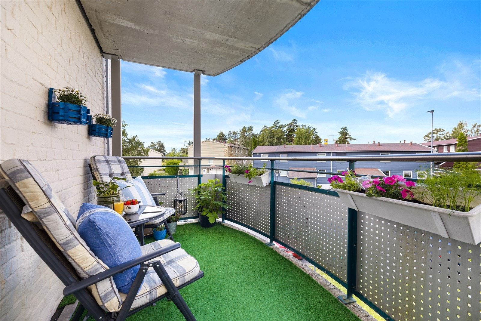 I vår- og sommerhalvåret fungerer balkongen som en naturlig forlengelse av stuen - ideell for avslappende stunder med familie og venner. Galleribilde