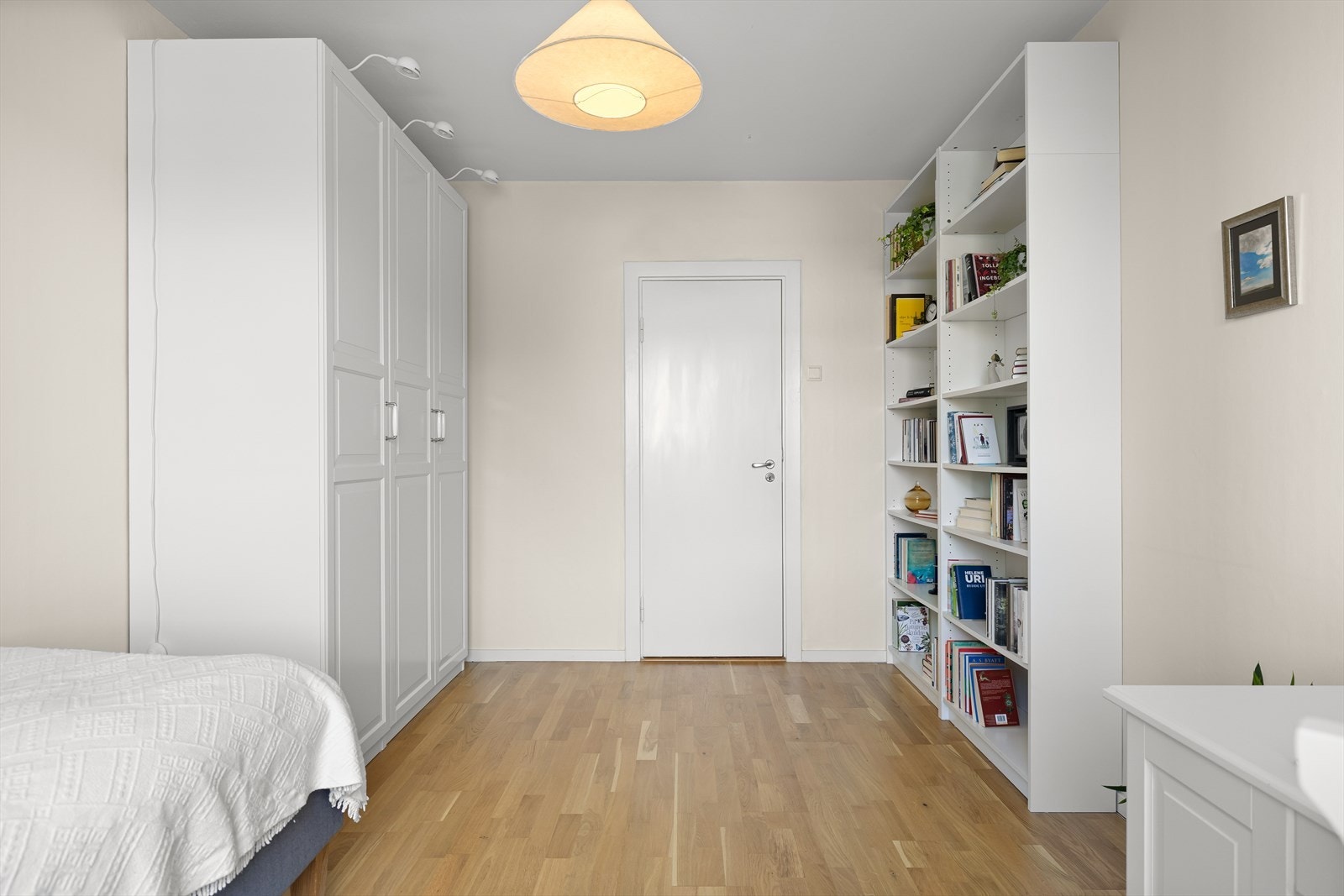 Rommet har også svært god oppbevaringsplass i et romslig garderobeskap. Gulvet er belagt med parkett. Galleribilde