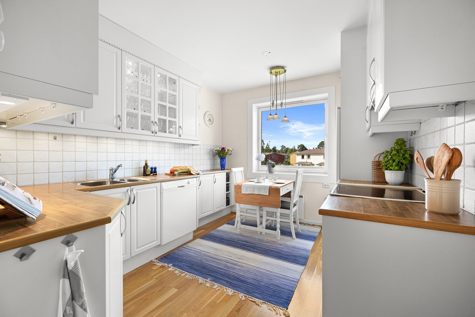 Flott Norema-kjøkken fra 2008 med god skap- og benkeplass. Galleribilde