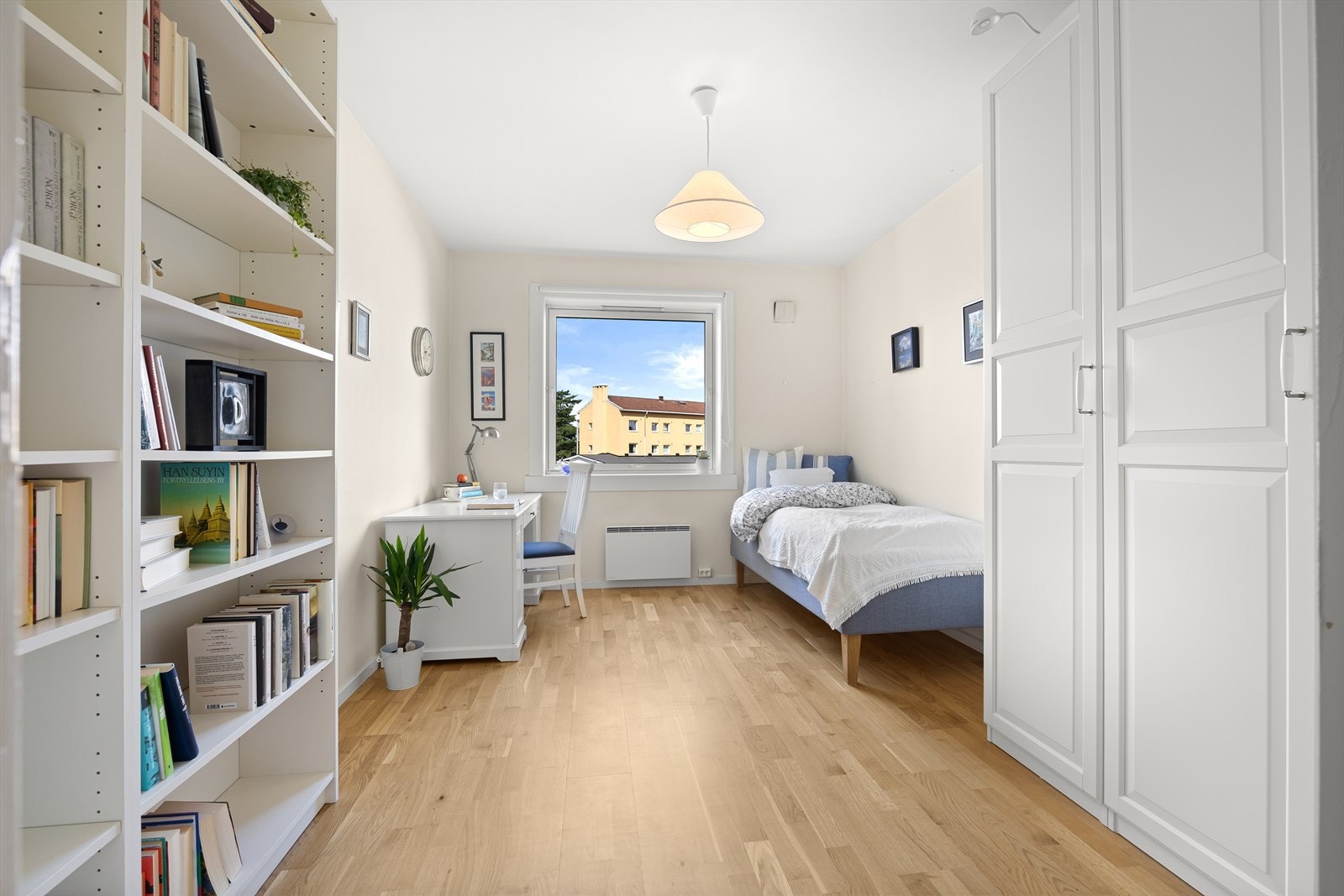 Soverommet er både romslig og innbydende, med god plass til dobbeltseng, nattbord og øvrige møbler. Galleribilde