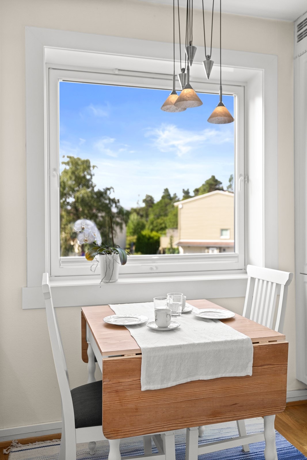 Det er hyggelig plass ved kjøkkenvinduet, hvor du kan nyte morgenens første kaffekopp og frokost i naturlig dagslys, samtidig som du får en fin utsikt mot omgivelsene. Galleribilde