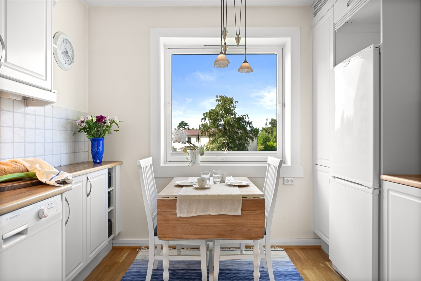 120-liters varmtvannsbereder fra 2015 er plassert i hjørneskap. Galleribilde