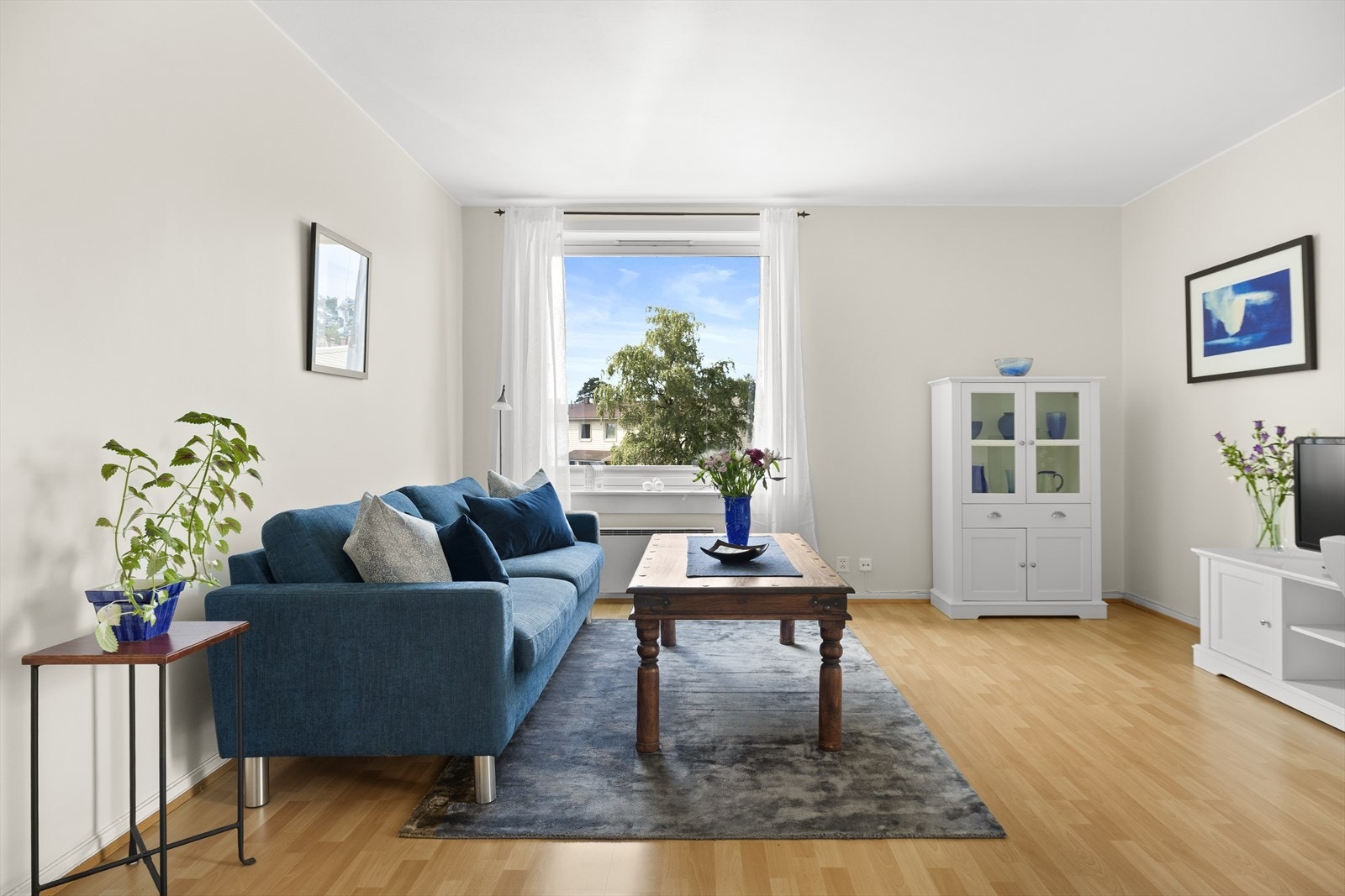 Stuen fremstår lys og luftig med store vindusflater som gir rikelig innslipp av naturlig lys. Galleribilde