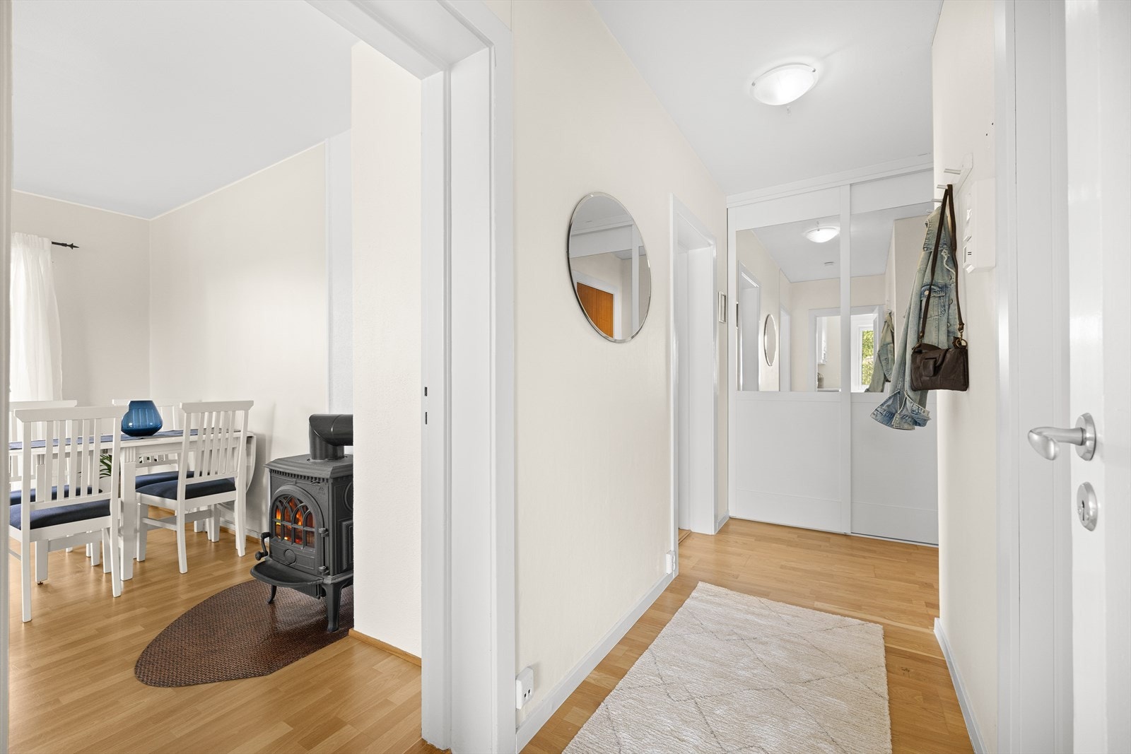 Velkommen inn! Leiligheten har en lys og innbydende entré med parkett på gulvet, som gir et godt førsteinntrykk. Galleribilde