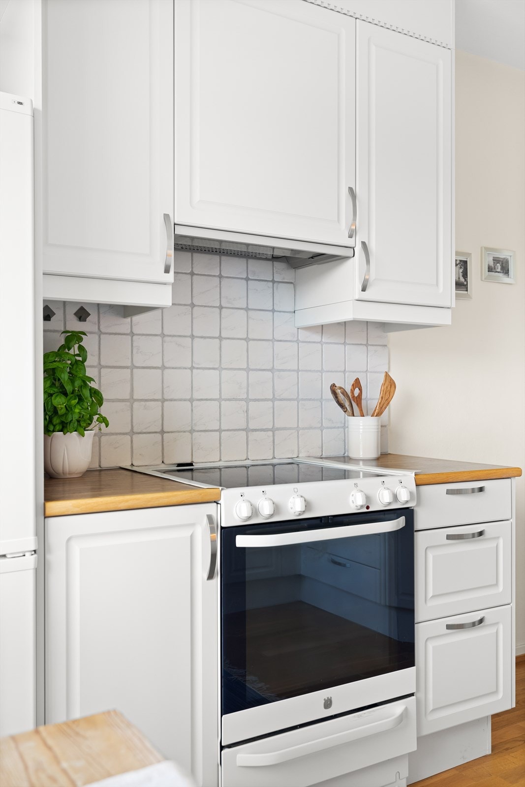 Det er opplegg og plass for oppvaskmaskin (denne fungerer ikke per i dag), samt avsatt plass til frittstående komfyr og kjøle-/fryseskap. Galleribilde