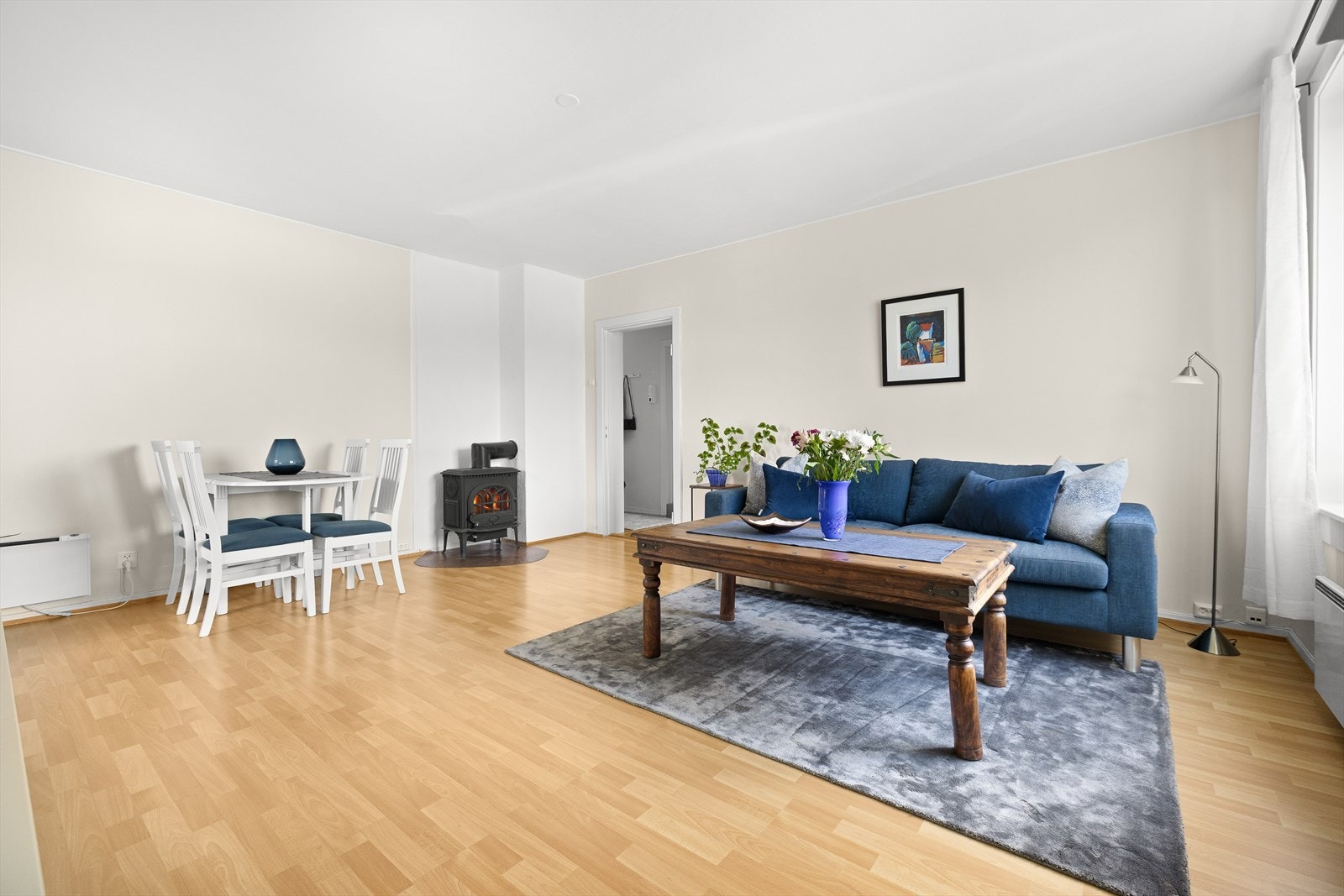 Gulvet er belagt med stilfullt laminat, og veggene er malt i delikate, moderne fargetoner - et flott utgangspunkt for å sette ditt eget preg. Galleribilde