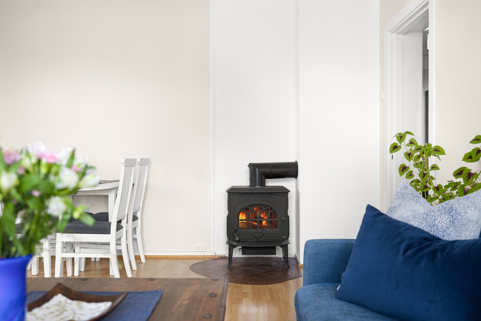 En stemningsfull vedovn fra 2001, bidrar med både varme og hygge på kalde dager. Galleribilde