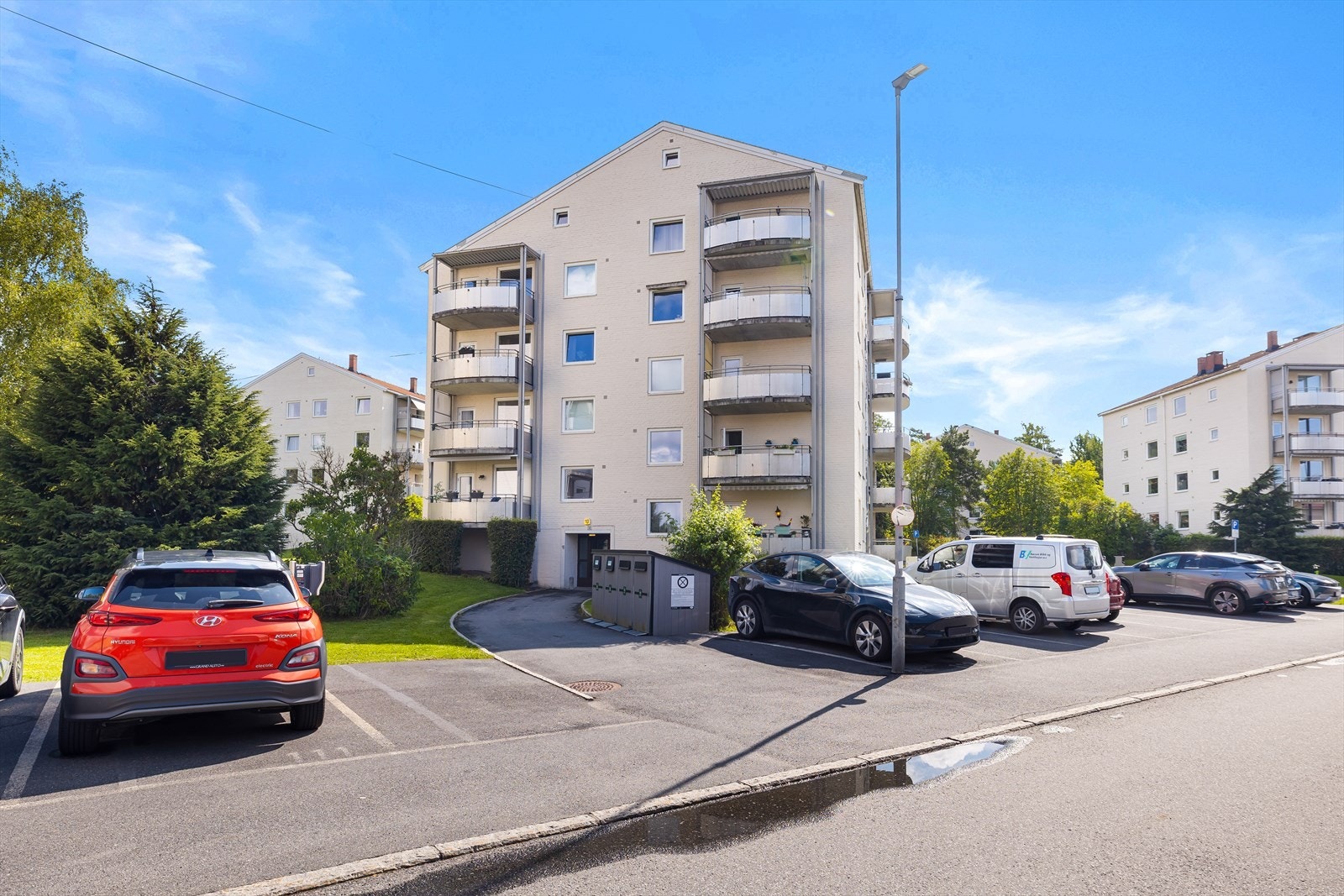 Borettslaget har parkeringsplasser og garasjeplasser som leies ut etter ventelister. Galleribilde