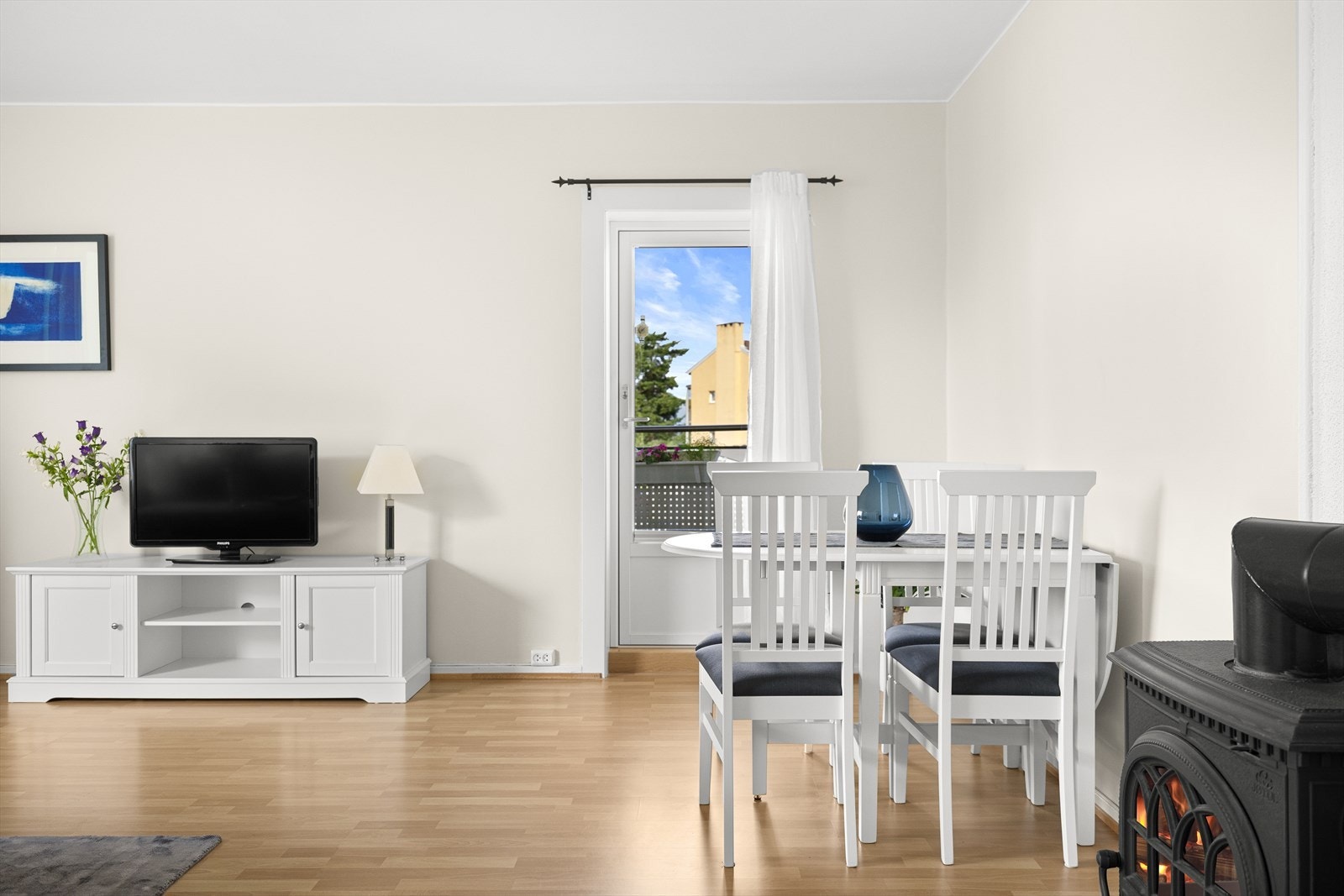 Vinduer og balkongdør er fra 2014 og gir god isolasjon og lysinnslipp. Galleribilde