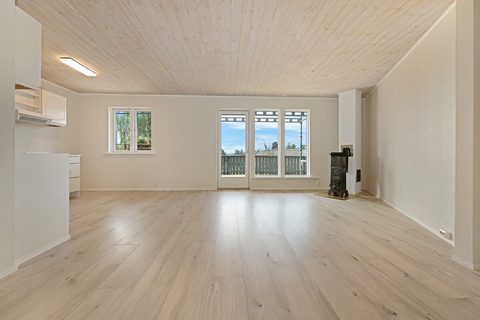 Stuen blir leilighetens selvsagte samlingspunkt med store vindusflater og med tilknytning til både kjøkkenet og med utgang til terrasse. Galleribilde