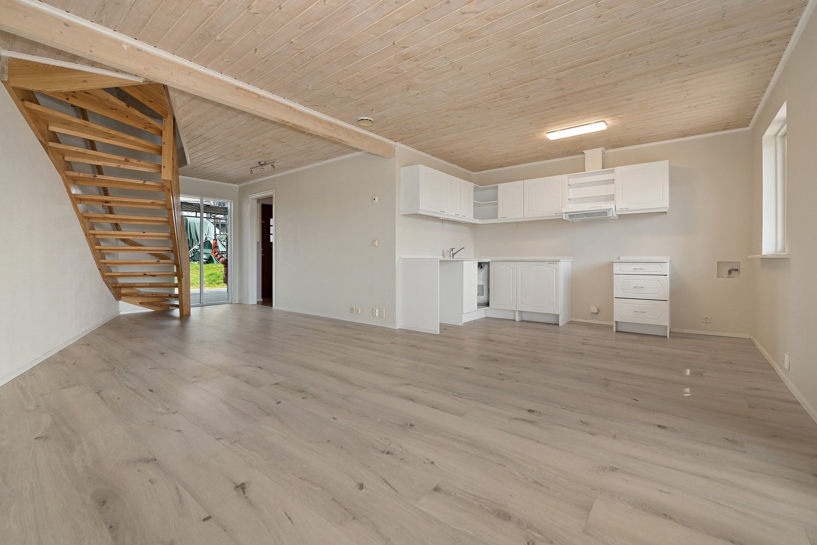 Kjøkkenet har en åpen løsning og er fra byggeåret. Galleribilde