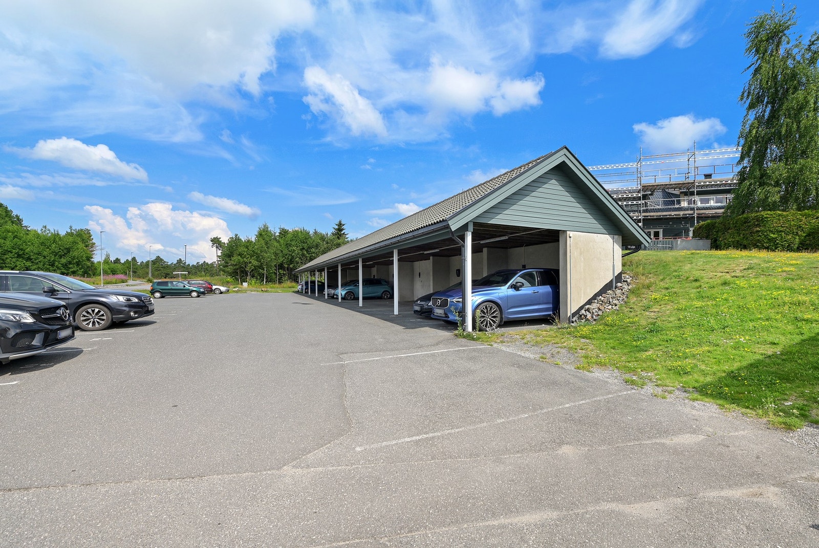 Det medfølger egen parkeringsplass i carport samt oppmerket parkeringsplass. Galleribilde