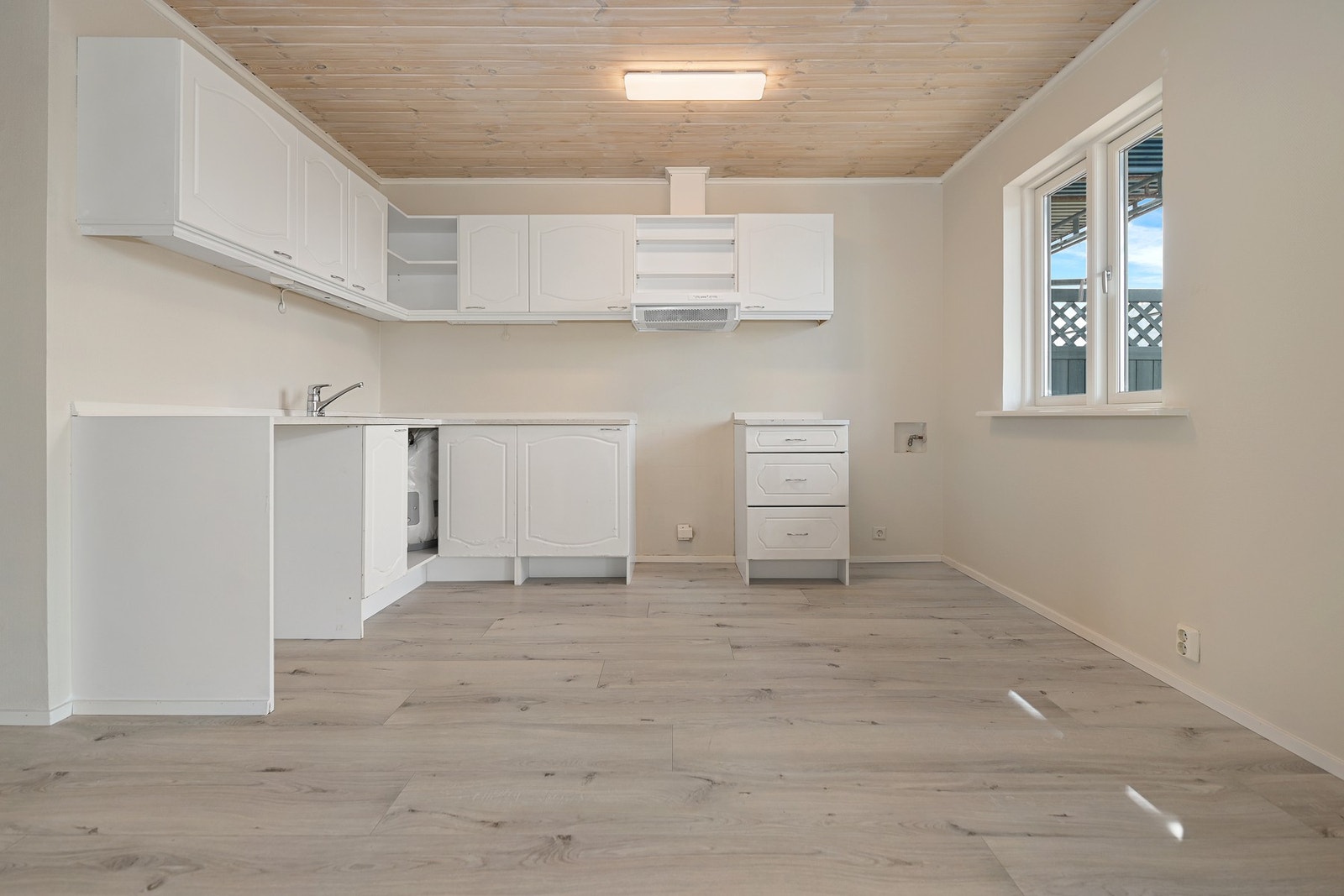 Det er relativt stor slitasje på kjøkkenet og det bør påregnes å skifte kjøkkenet. Galleribilde