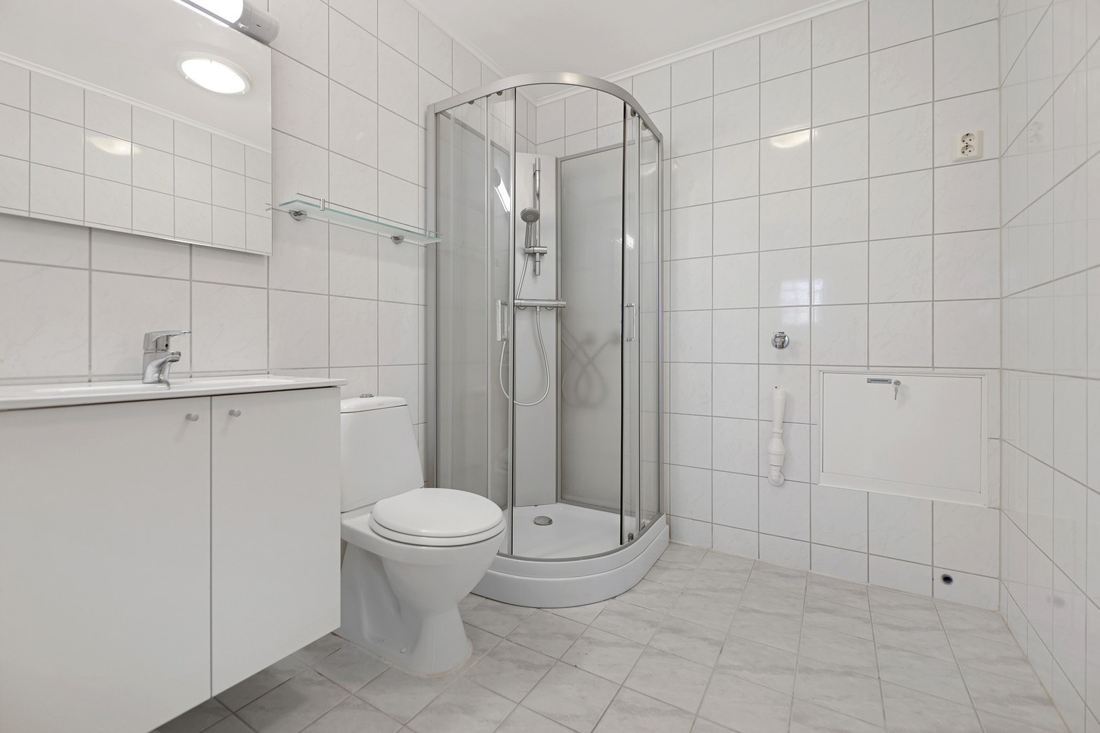 Leiligheten har et praktisk bad fra byggeår. Badet har innredning med nedfelt servant, gulvfestet toalett, dusjhjørne og opplegg for vaskemaskin.
Det er ny baderomsinnredning fra 2025, dusjkabinett fra 2023 og nyere toalett. Galleribilde