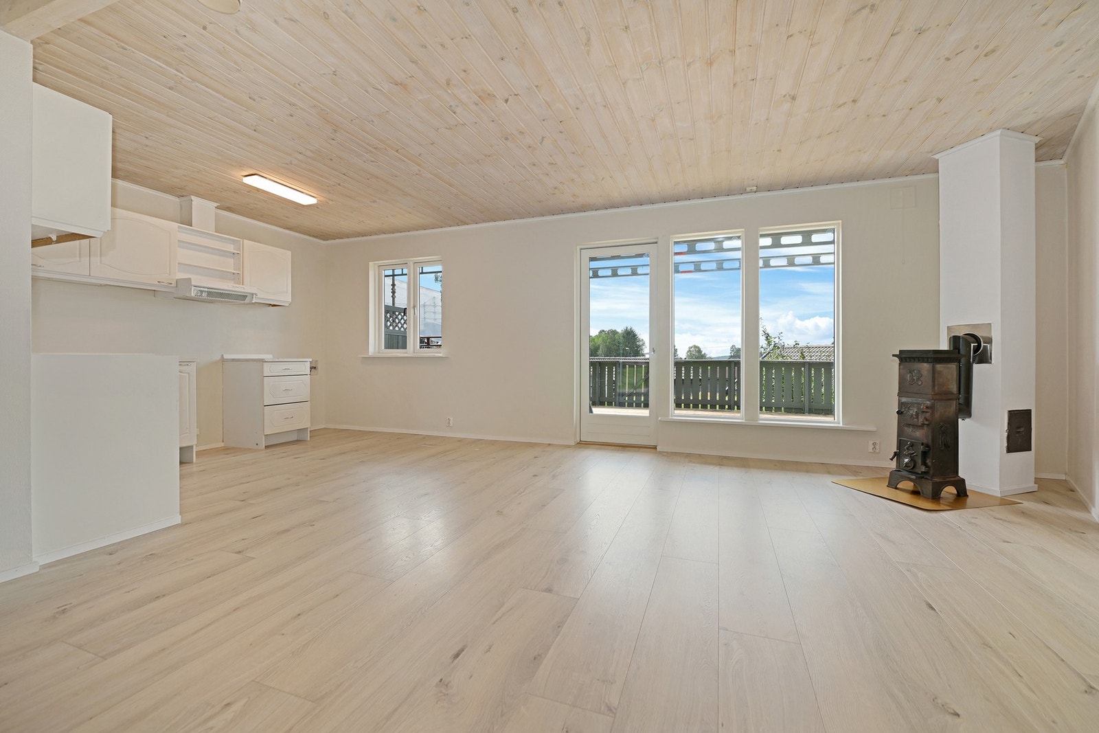 Sentralt i rommet er det en vedovn som varmer godt og gir mye kos og hygge på mørke høst- og vinterkvelder. Galleribilde