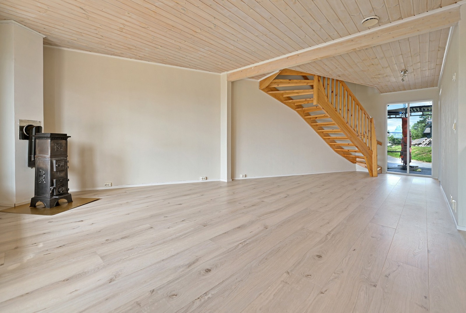 Planløsning gjør det gjør det enkelt å møblere, og det er god plass til spisestue med tilhørende møblement. Galleribilde