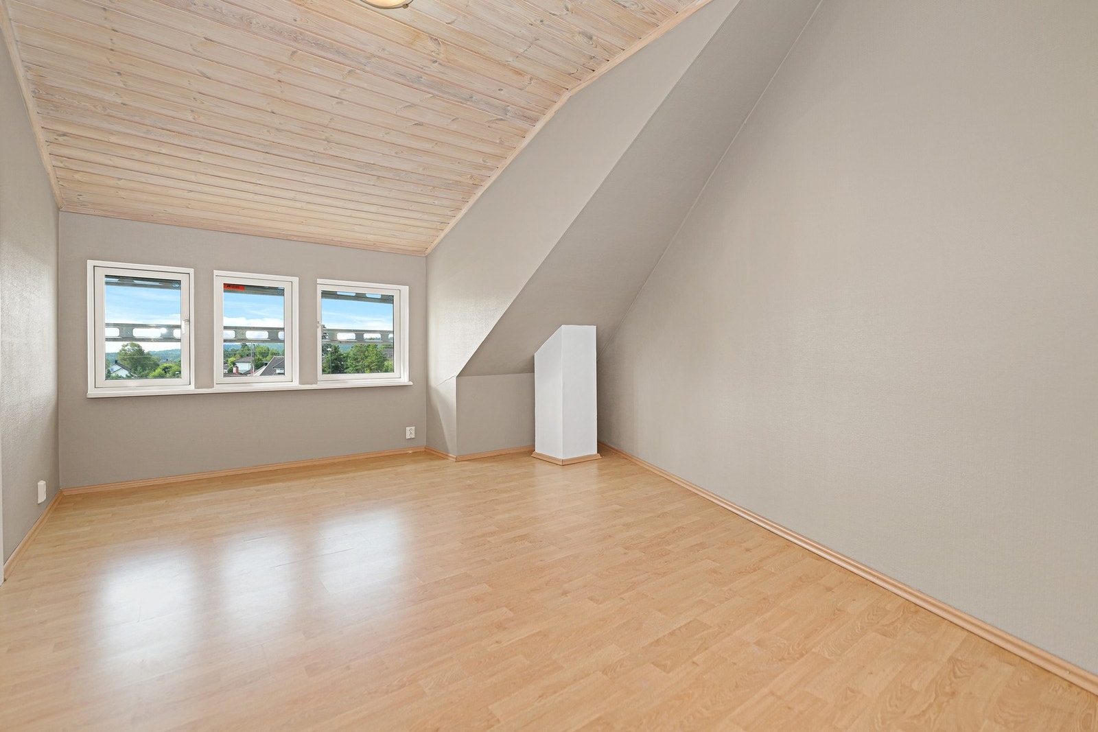 Begge soverommene ligger i boligens 2. etasje. Galleribilde