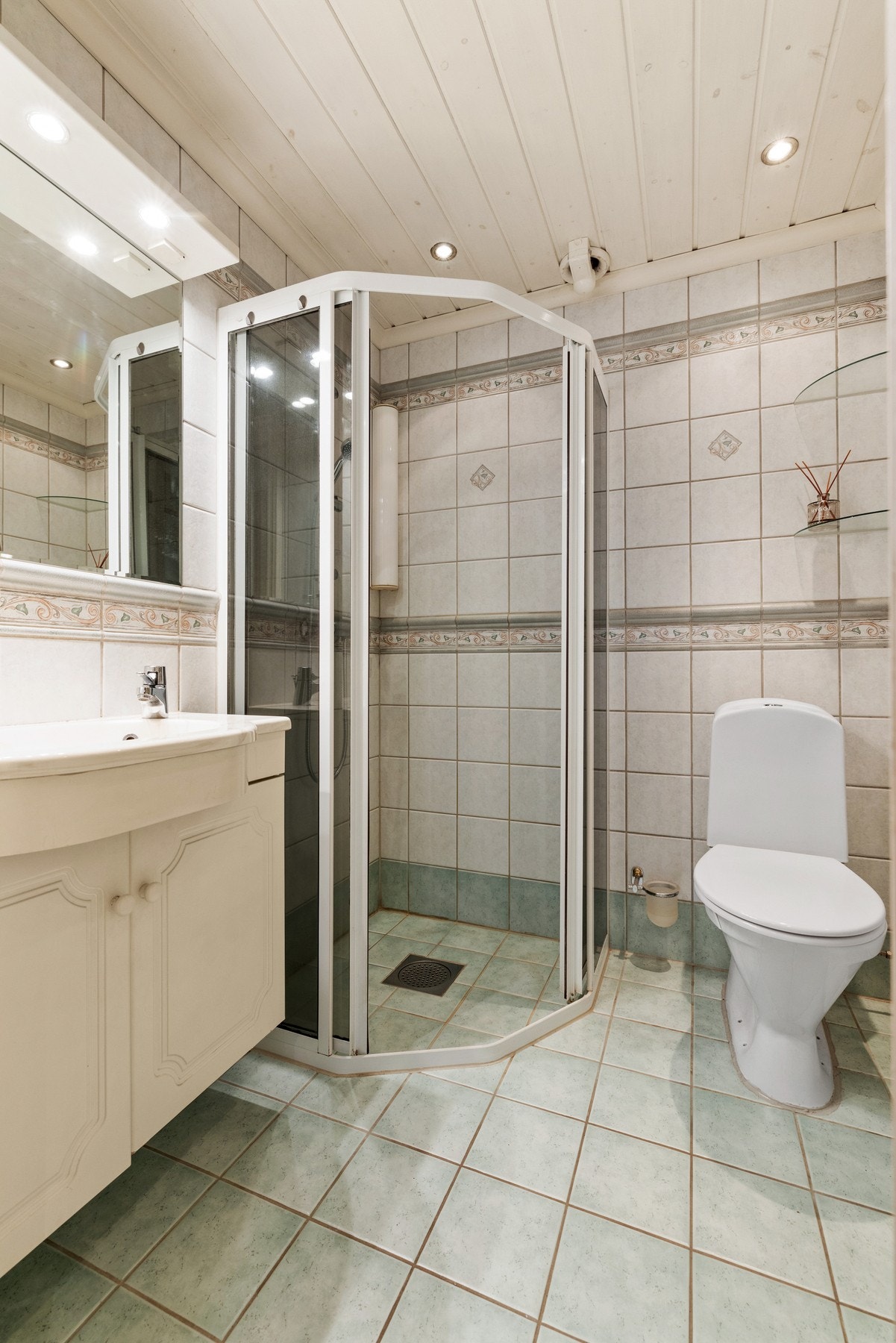 Pent bad, flislagt i tidløs stil med varmekabler i gulvet og downlights. Galleribilde