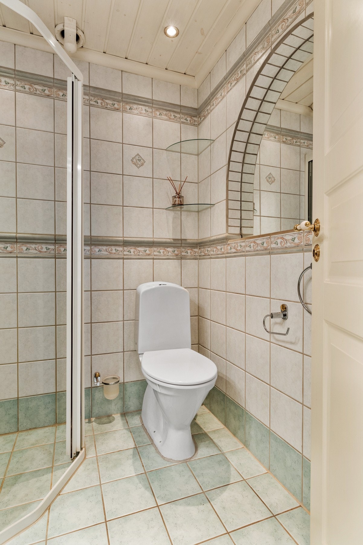 Pent bad, flislagt i tidløs stil med varmekabler i gulvet og downlights. Galleribilde