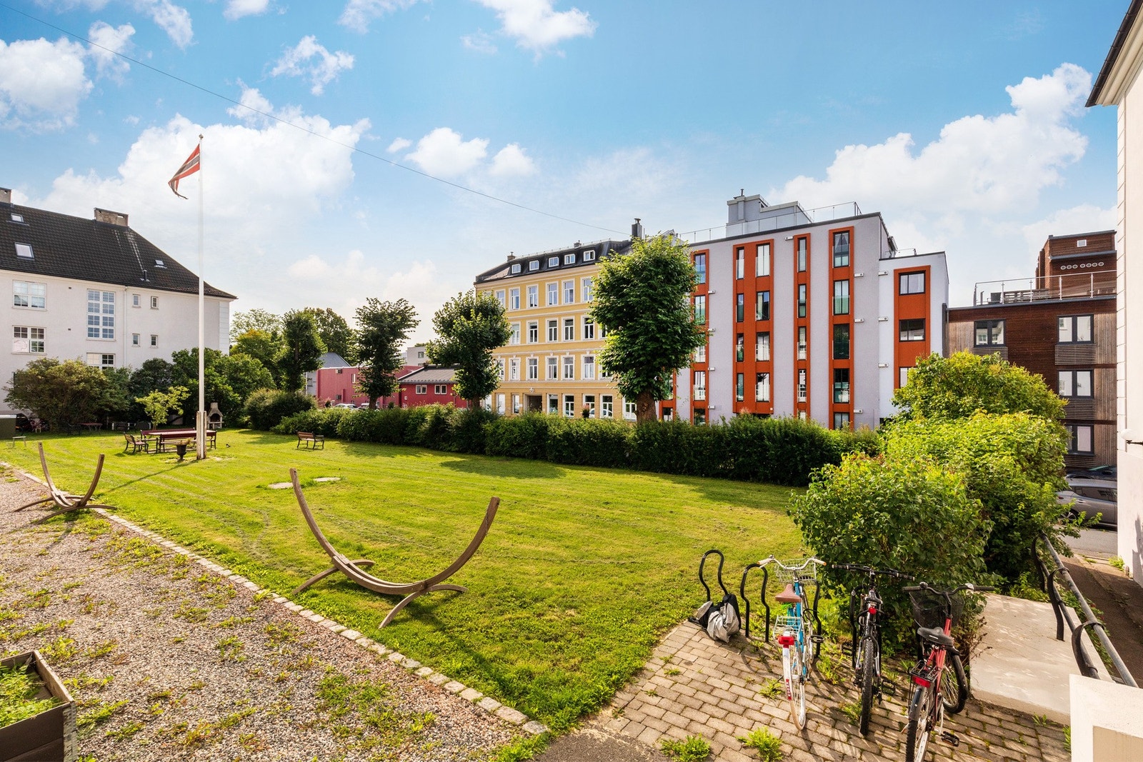 Oslos kanskje hyggeligste borettslag, preges av vakker arkitektur, idylliske forhager og et pent opparbeidet indre gårdsrom. Galleribilde
