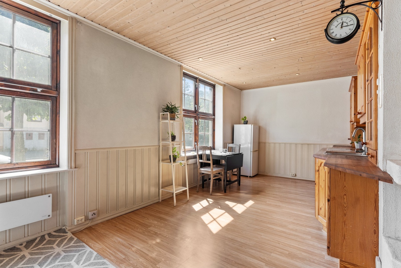 Stuen fremstår lys, luftig og tidsmessig utført. Galleribilde