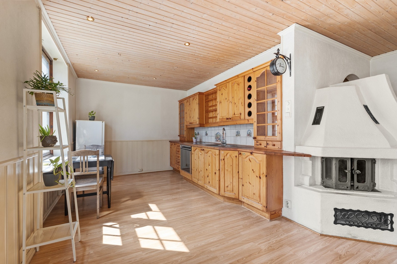 Stue med åpen kjøkkenløsning med plass til både sofa- og spisegruppe. Galleribilde