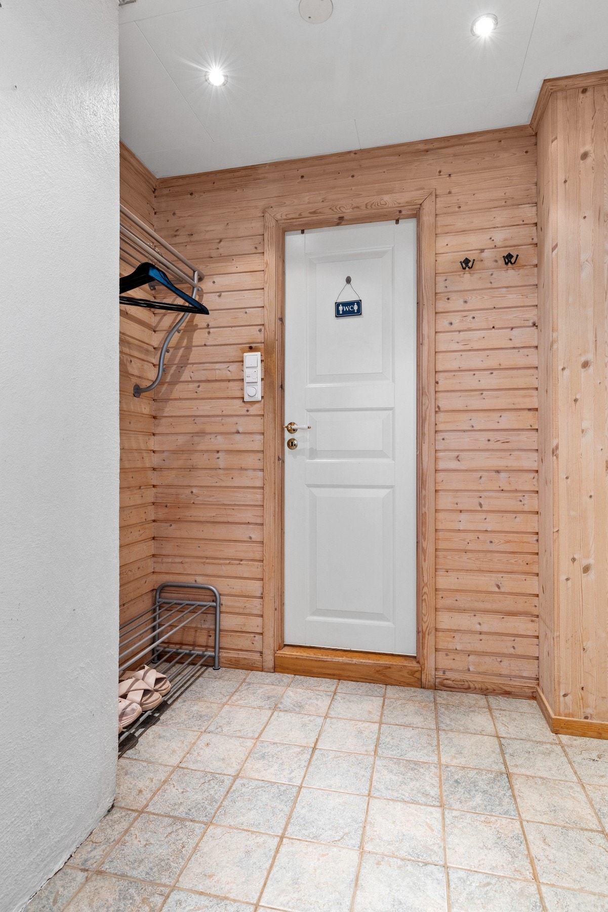 Entréen er tiltalende, med plass til oppbevaring av sko og yttertøy. Galleribilde