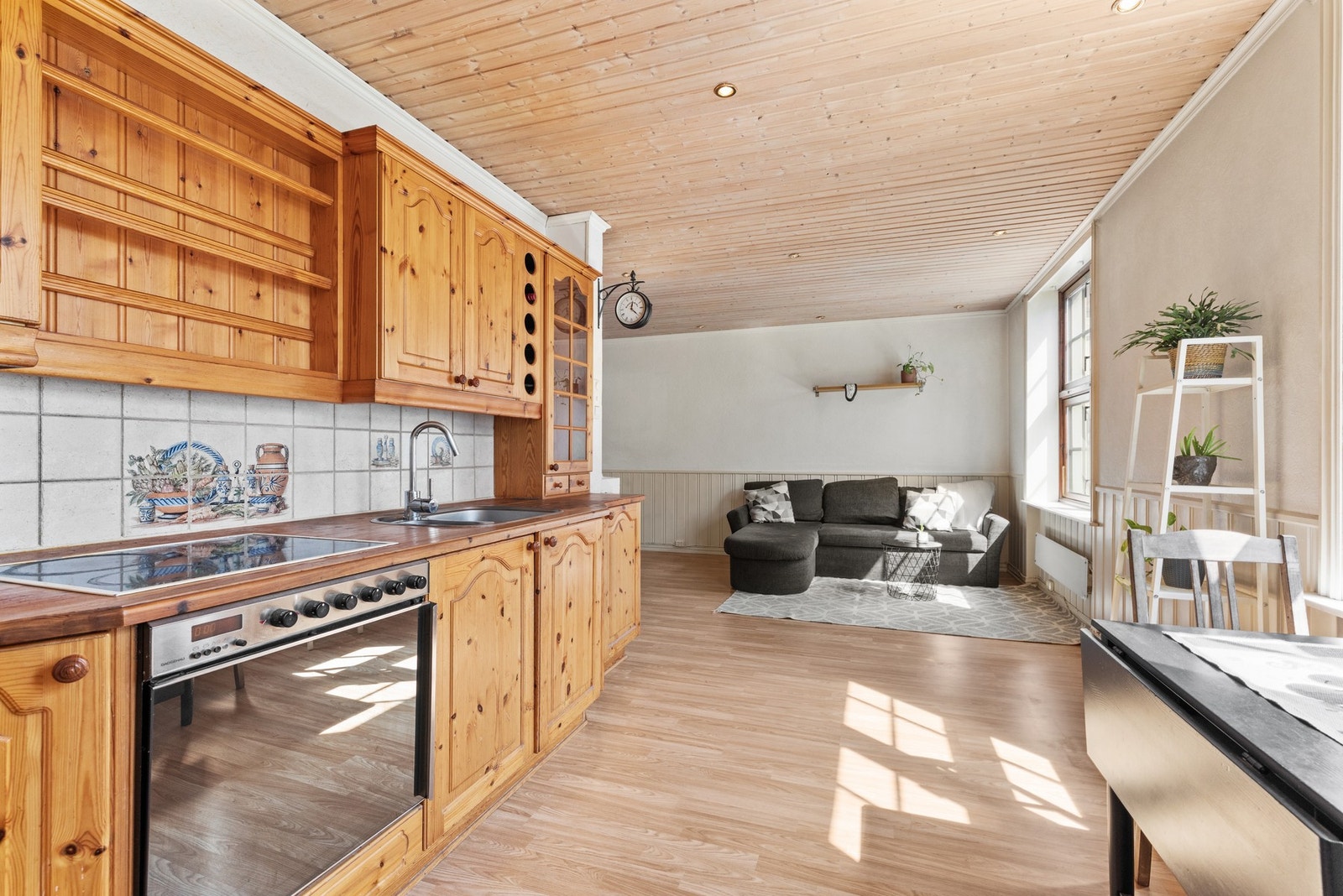 Kjøkkenet har en fin og åpen løsning mot stuen med naturlig plass til spisebord. Galleribilde