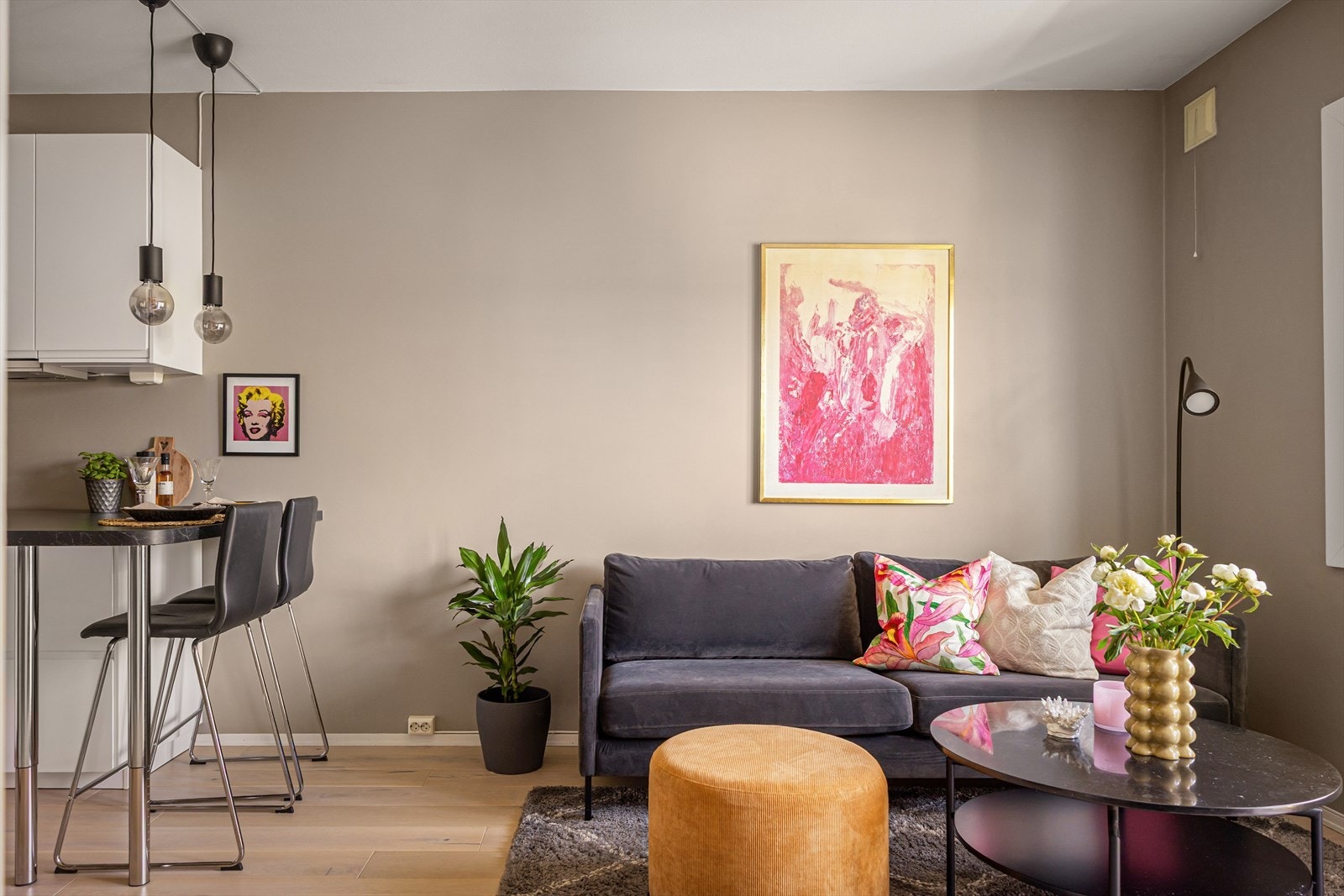 I stuen er det god plass til sofagruppe, sofabord og tv-møblement. Galleribilde