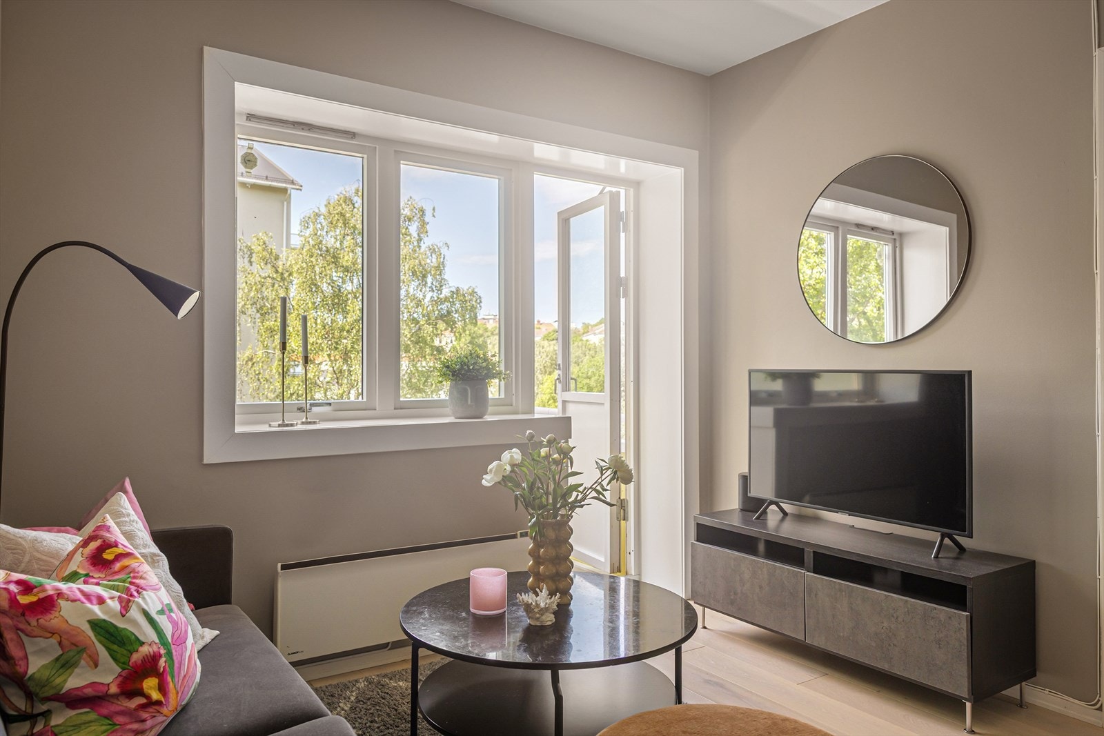 Leiligheten ligger i 3. etasje og inneholder entré, kjøkken, stue, bad og soverom. Galleribilde