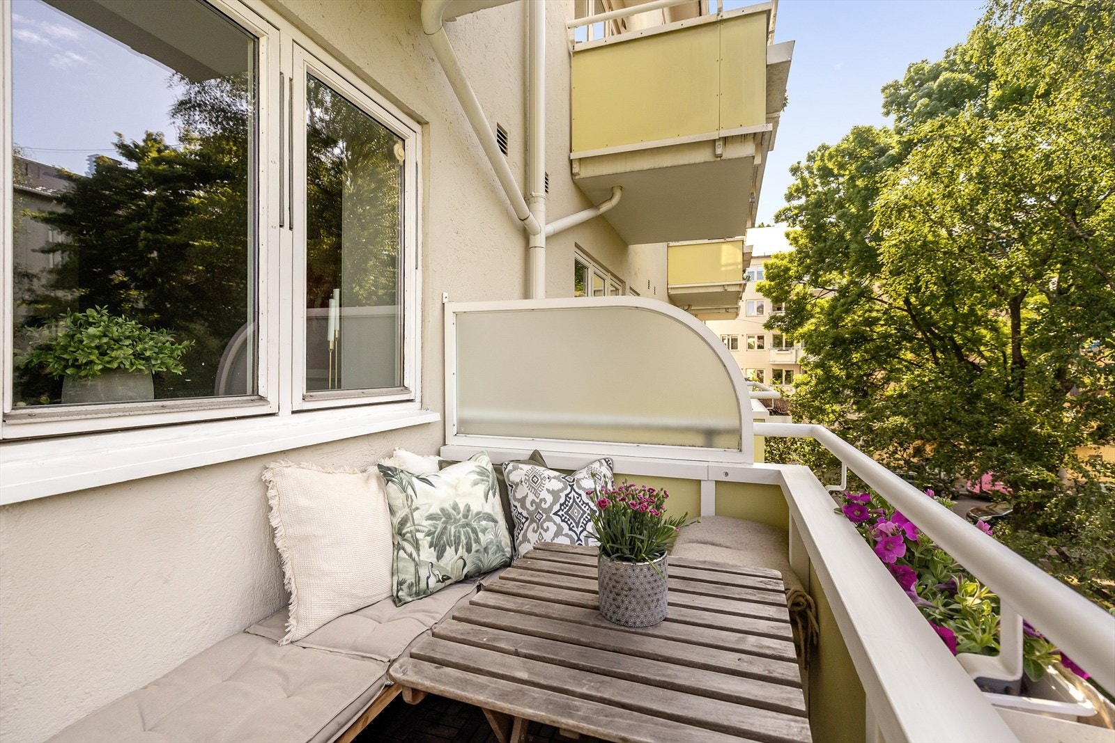 Her er det plass til praktisk kafésett, settbord og beplantning. Galleribilde