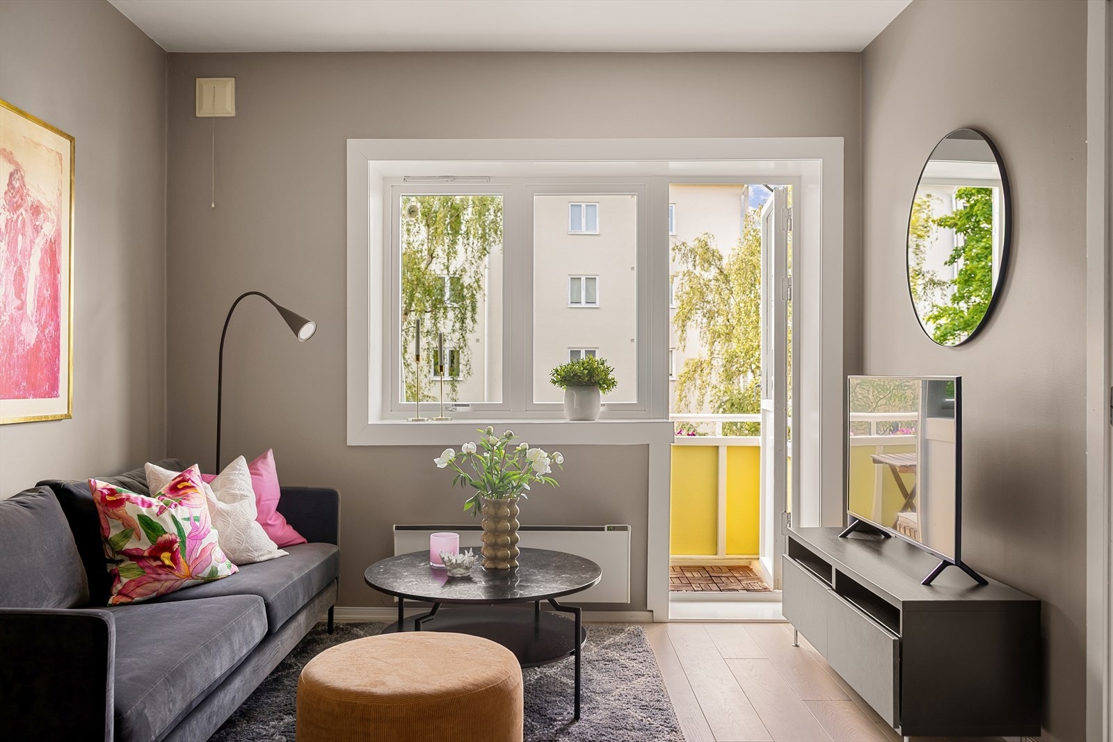 Leiligheten har en lys og innbydende stue med godt lysinnslipp og store vindusflater. Galleribilde