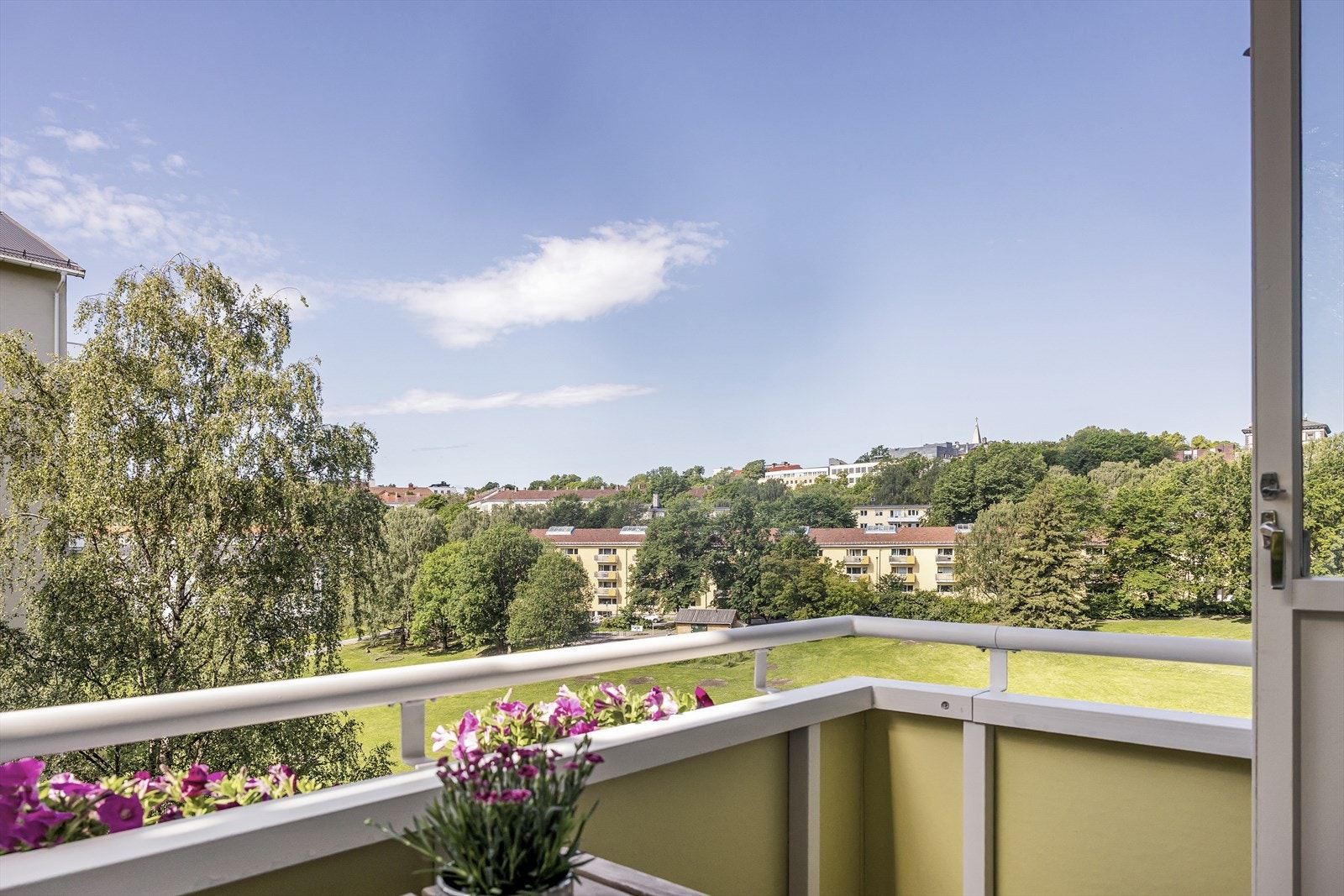 Det er fint utsyn fra balkongen mot Iladalen park. Galleribilde