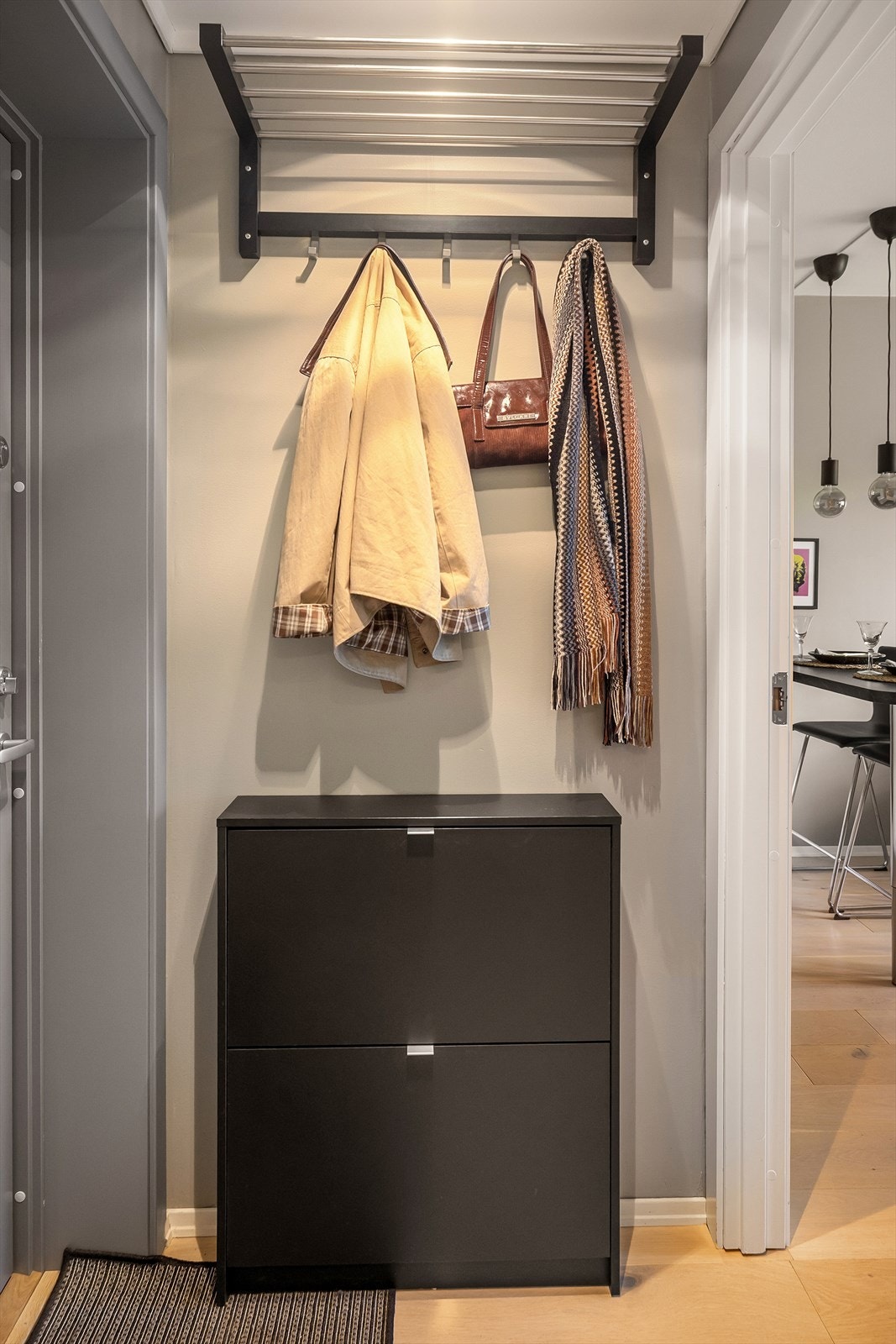 Velkommen inn! I gangen er det plass til knagger og skohylle for oppbevaring av yttertøy. Galleribilde