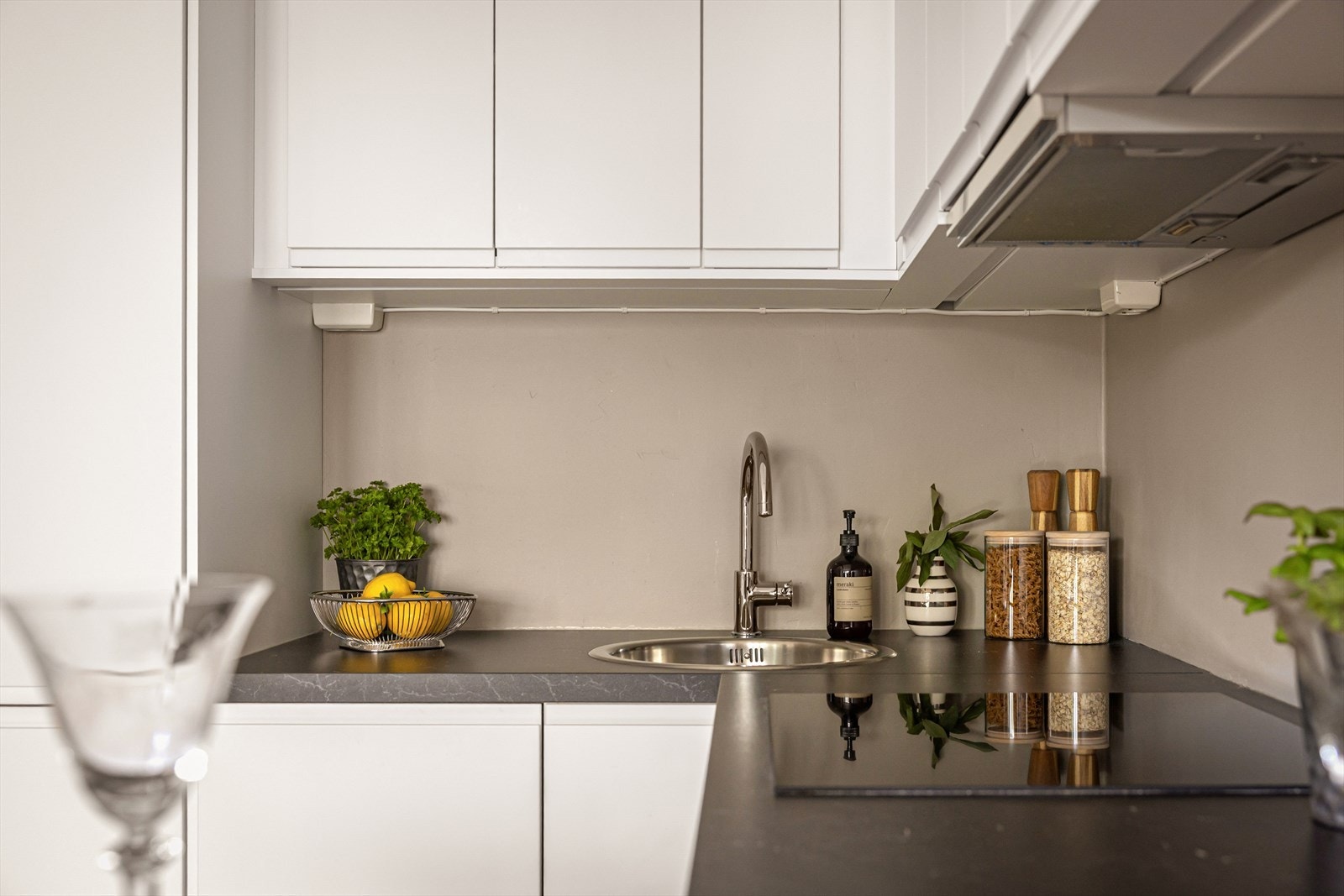 Integrerte hvitevarer, også fra 2019, som består av komfyr, oppvaskmaskin, platetopp og kjøl/frys. Mekanisk ventilasjonsanlegg. Galleribilde