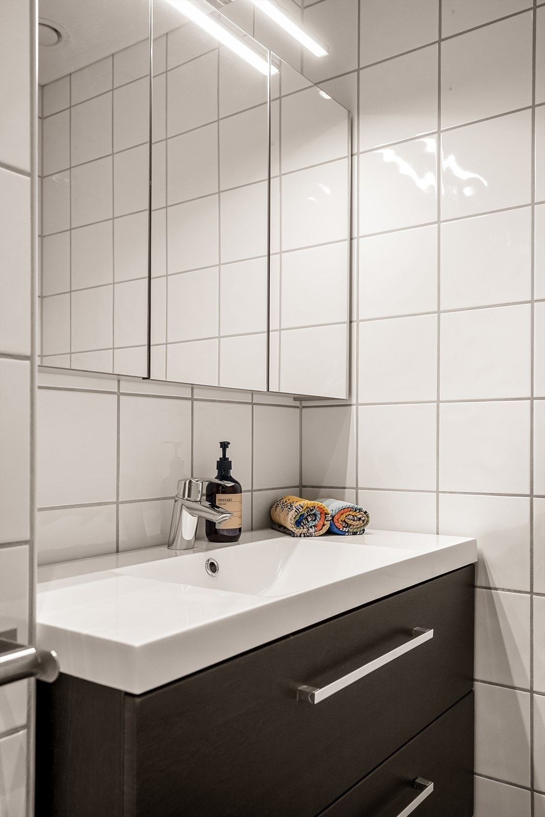 Badet er opprinnelig fra 2006, men oppgradert i 2019 med nye dusjvegger, servantskap og armatur. Galleribilde