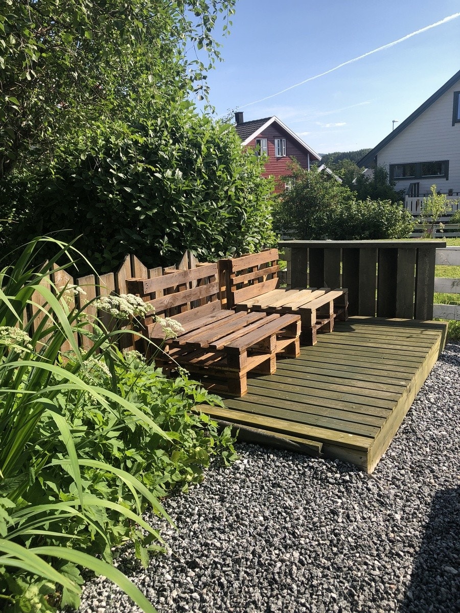 Uteareal_ terrasse med sittebenk Galleribilde