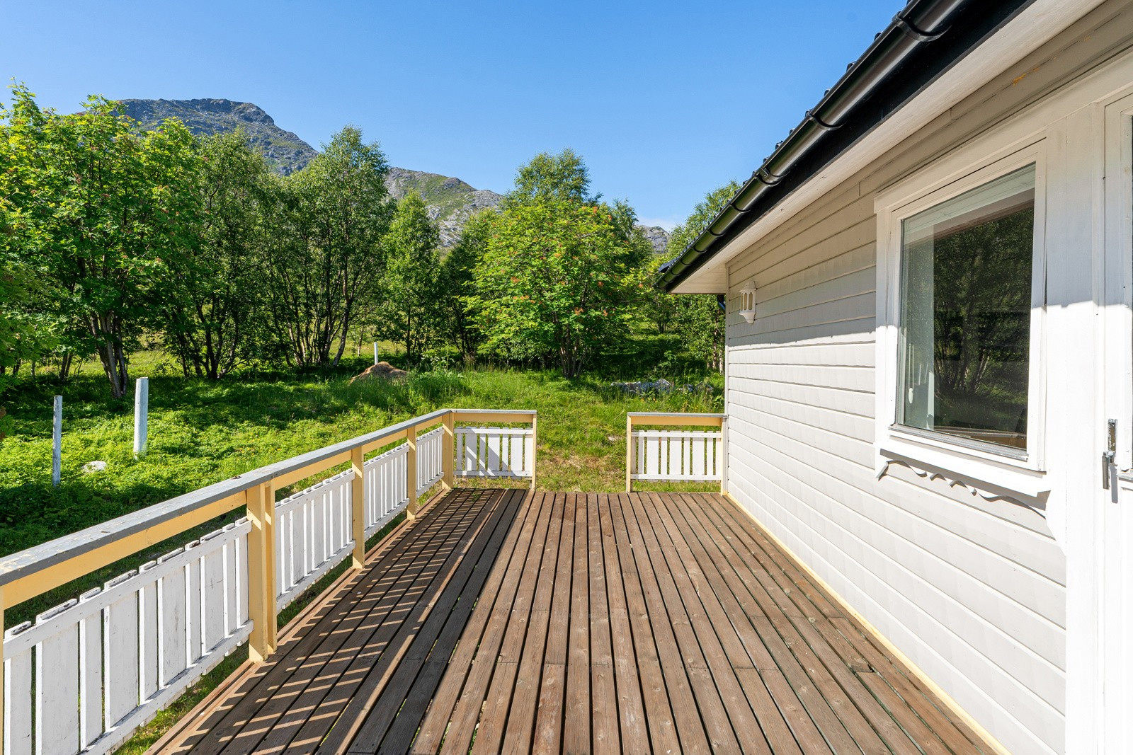 Veranda med god plass til hagemøbler og grill.