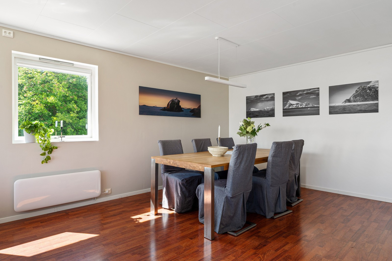 Spisestue med plass til langbord, hvor man kan samles til middager med familie og venner.