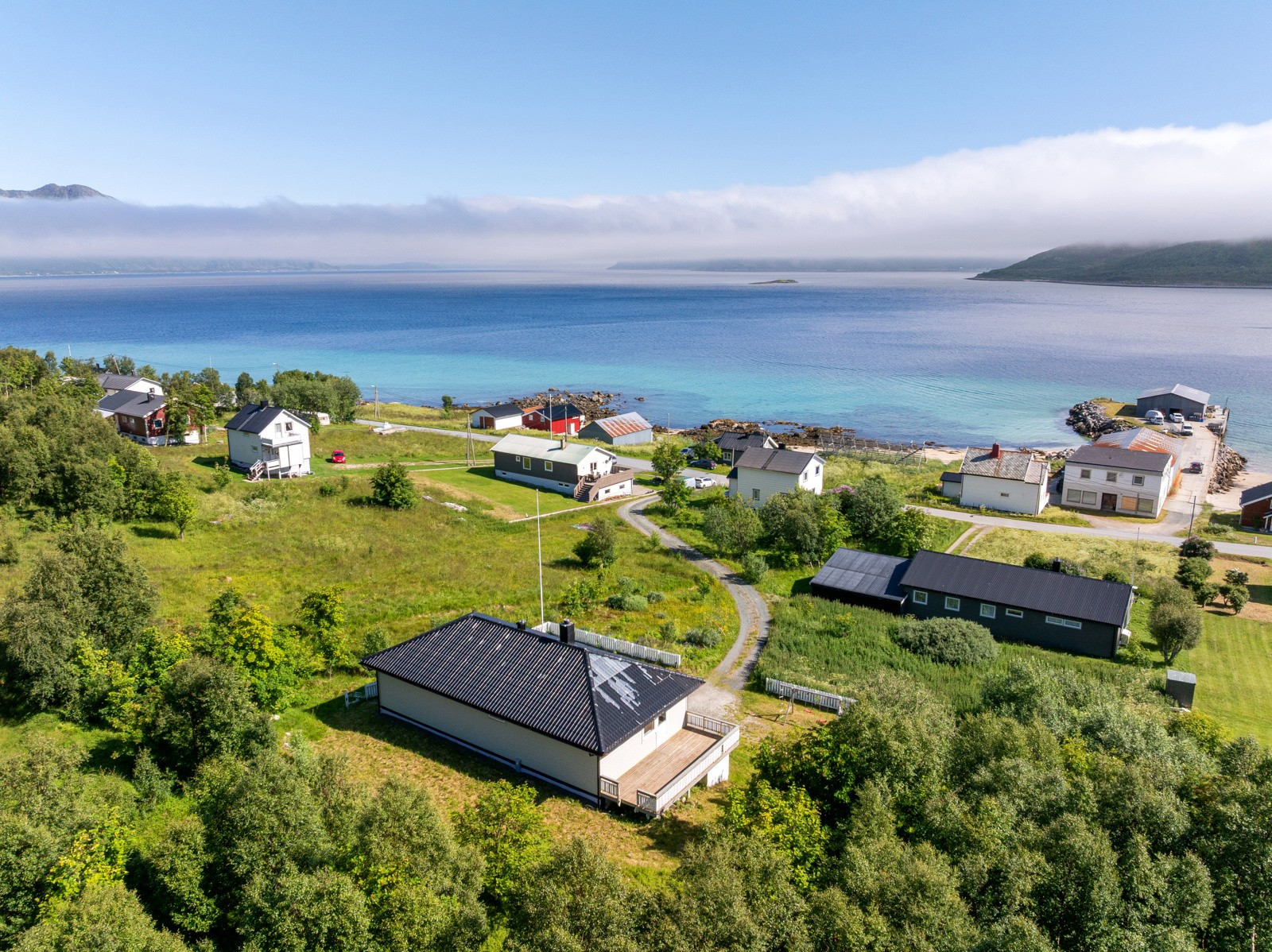 Tomten er svakt skrånende tomt hellende mot sørøst og har gode sol- og utsiktsforhold