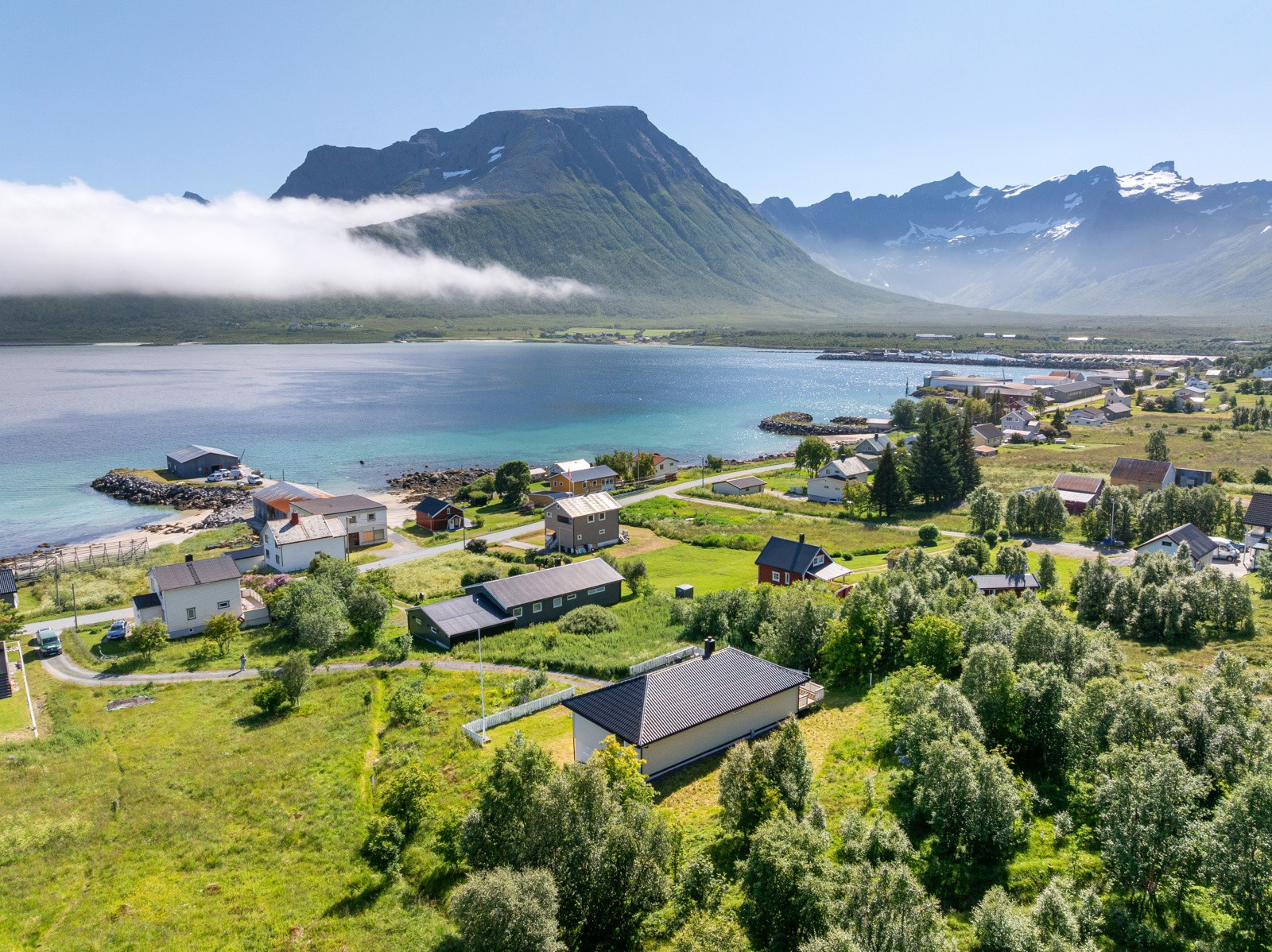 . Tomten er delvis inngjerdet. Det er god plass til trampoline og boltreplass for barna