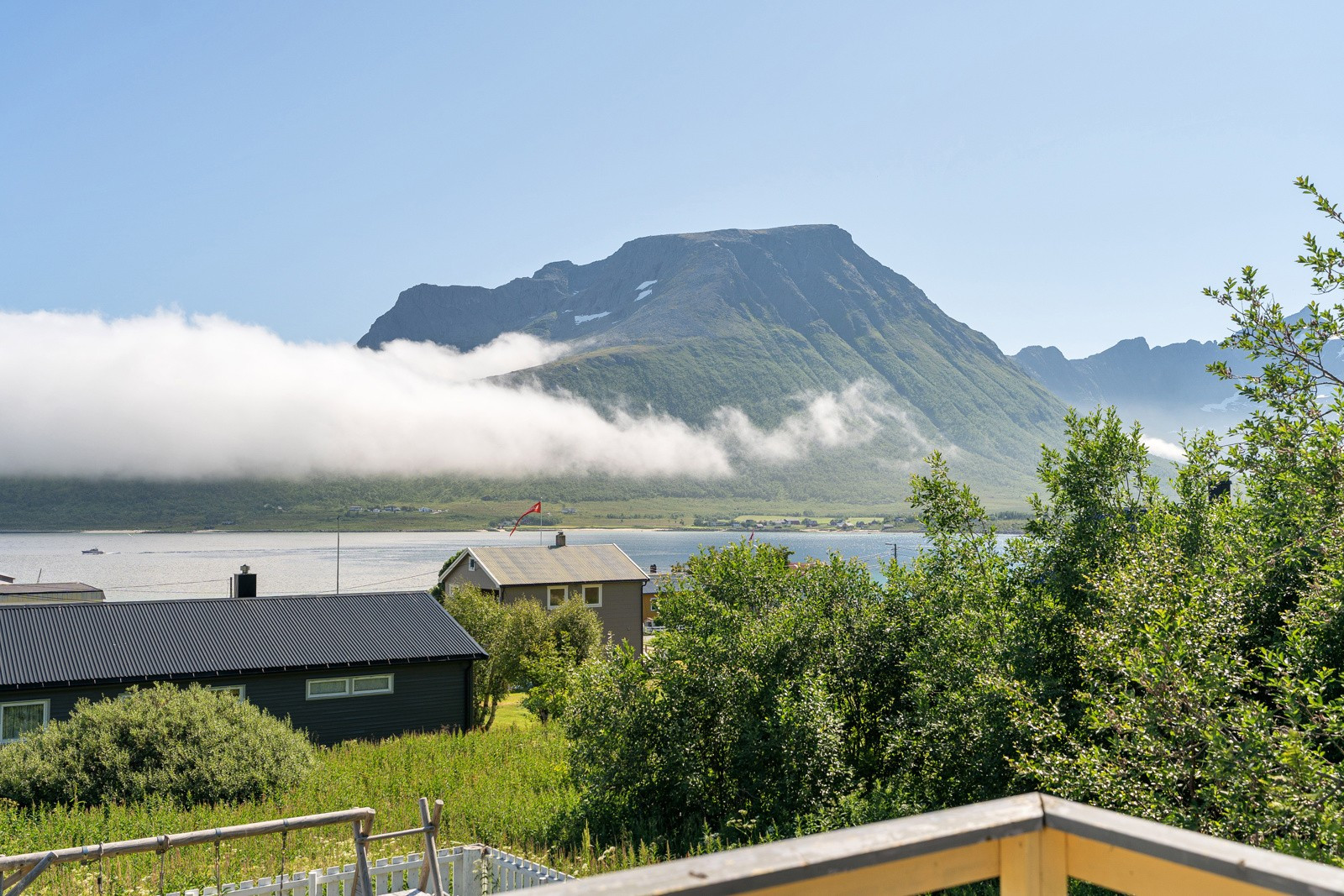 Utsikt mot fjell, sjø og vakker natur!