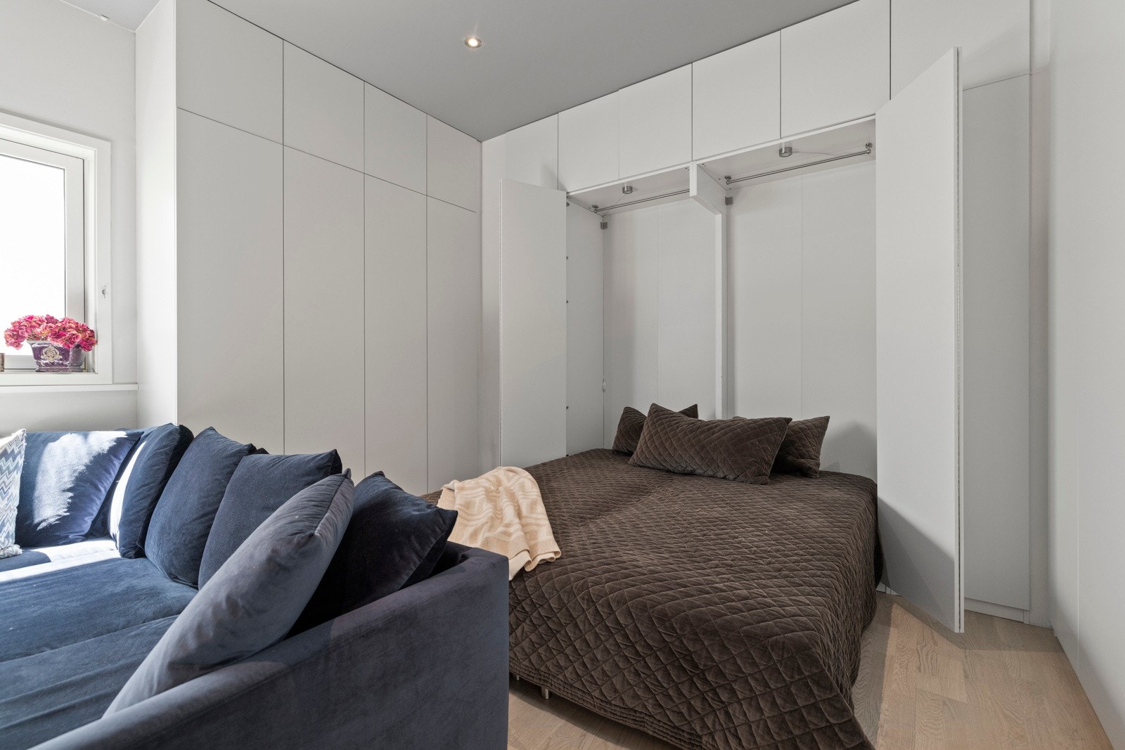 En smart løsning som forvandler rommet til et trivelig soverom med stilrent design. Galleribilde
