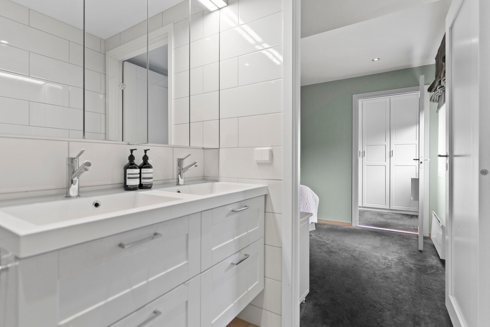 Stilrent design, doble servanter og romslig dusj med elegant glassvegg. Galleribilde