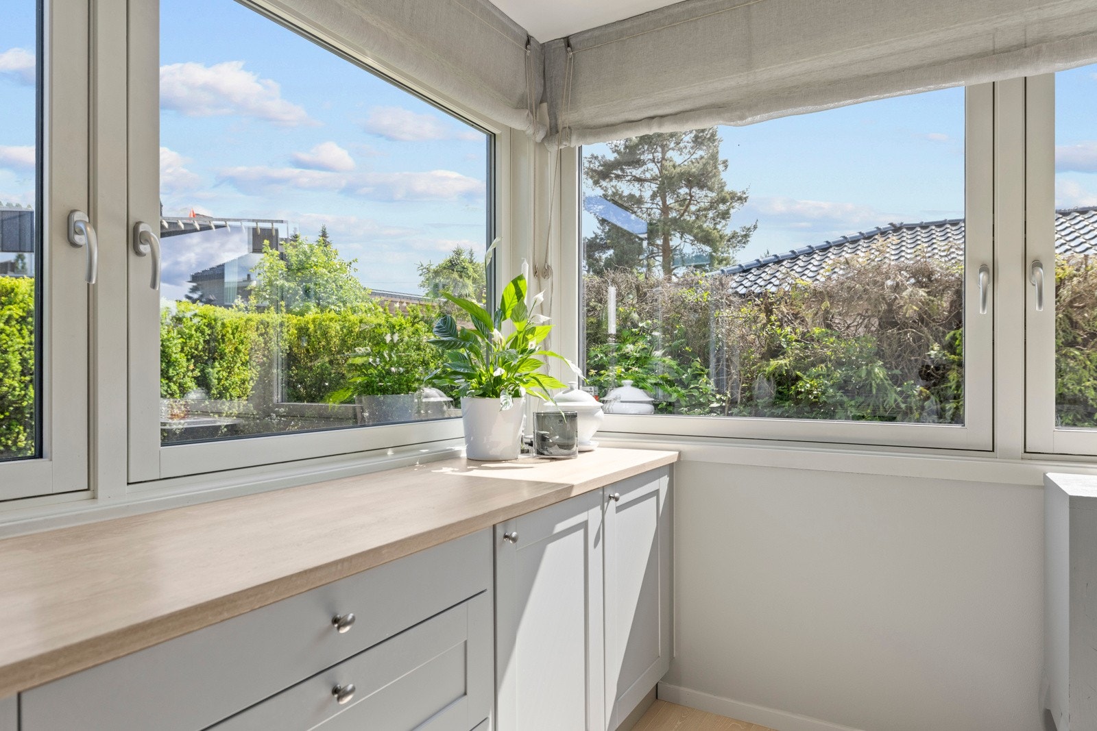 Kjøkkenet har utsikt direkte mot hagen. Galleribilde